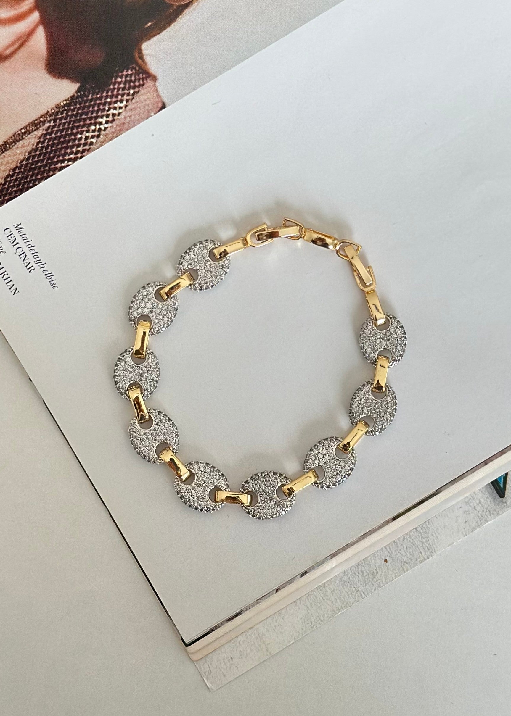 Zirkon Taşlı Oval Gold Şerit Detay Tasarım Bileklik
