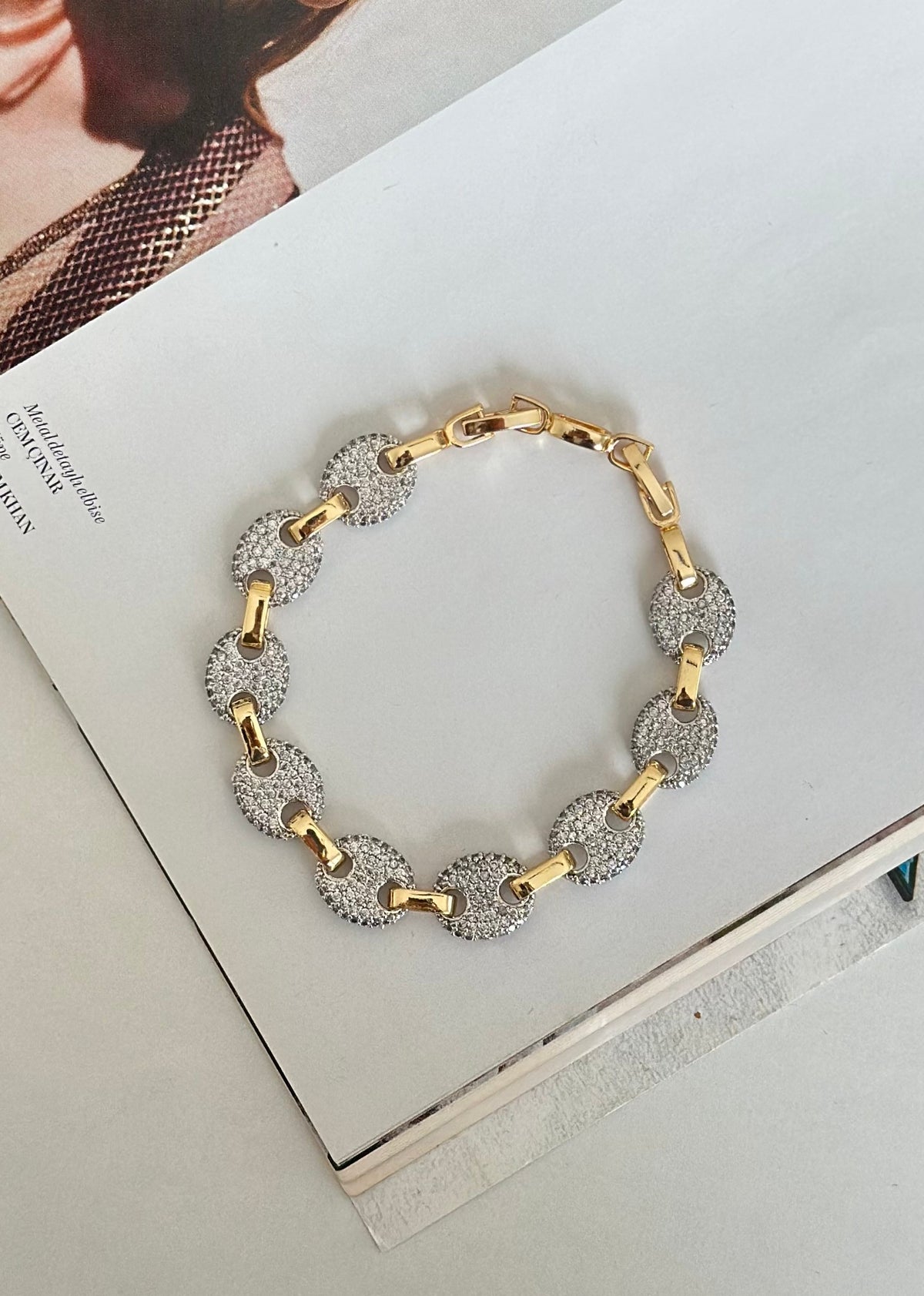 Zirkon Taşlı Oval Gold Şerit Detay Tasarım Bileklik