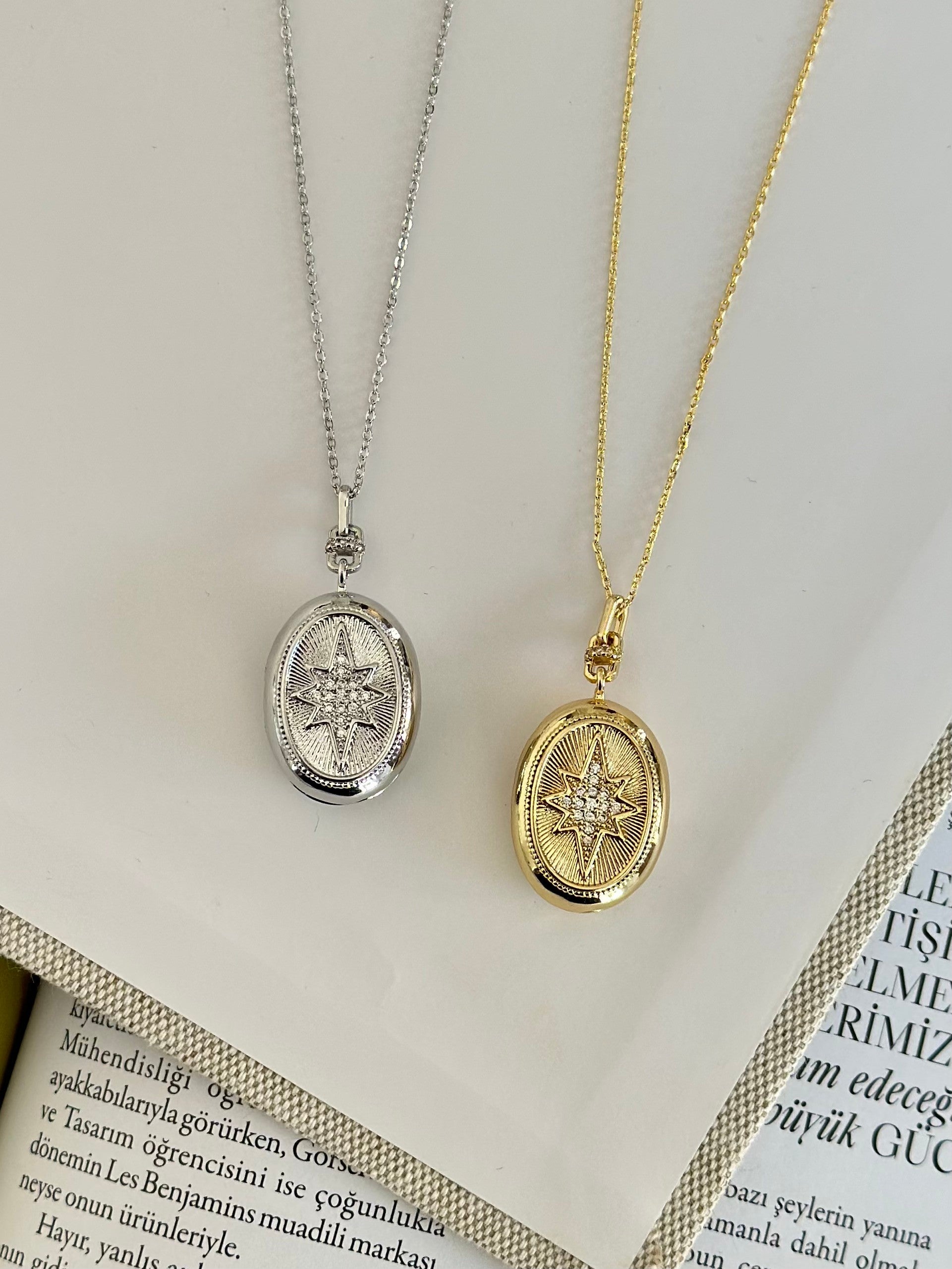 Açılır Kapaklı Yıldız Detay Oval Form Kolye