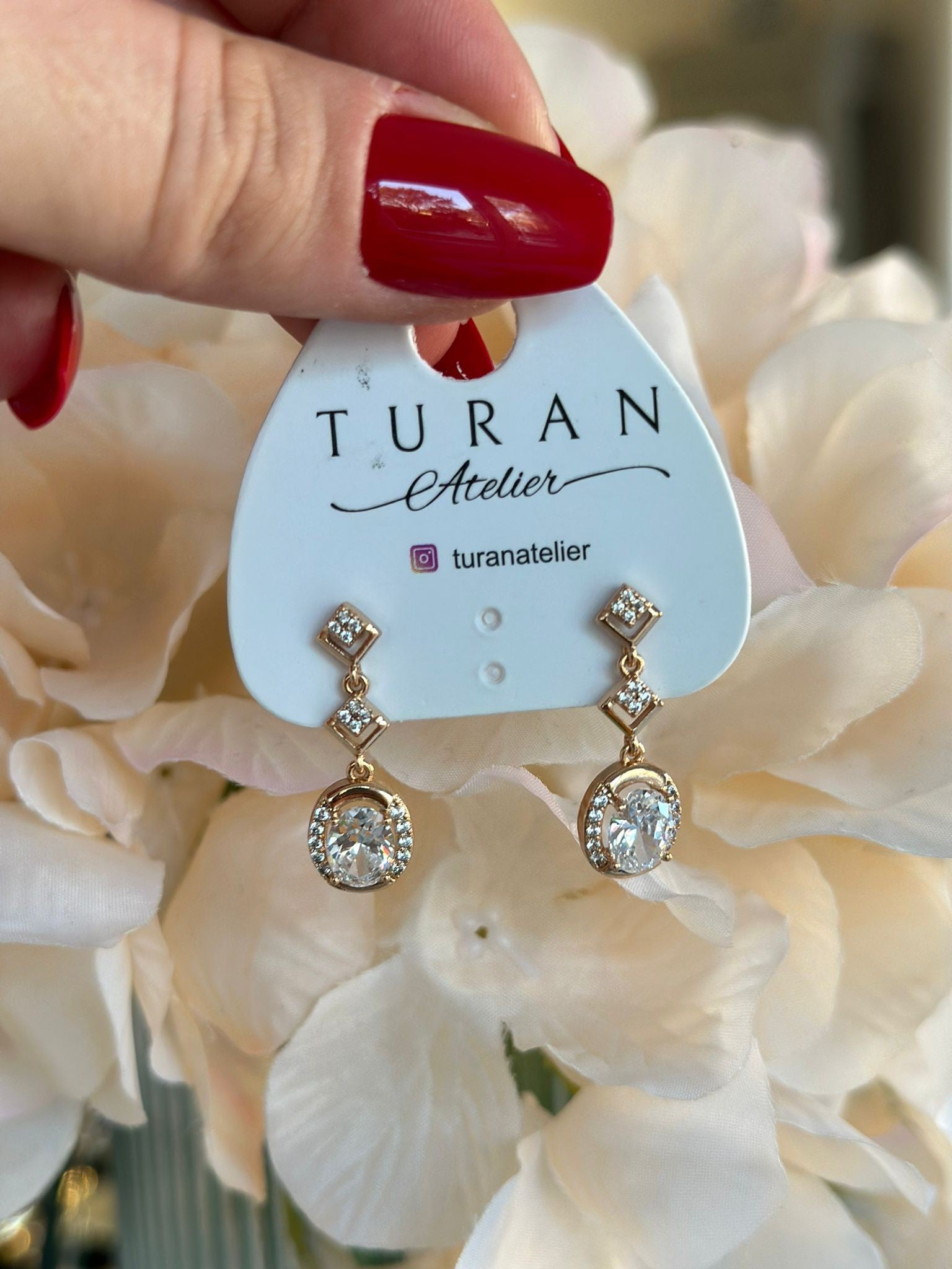 Oval Taşlı Sallantılı Küpe