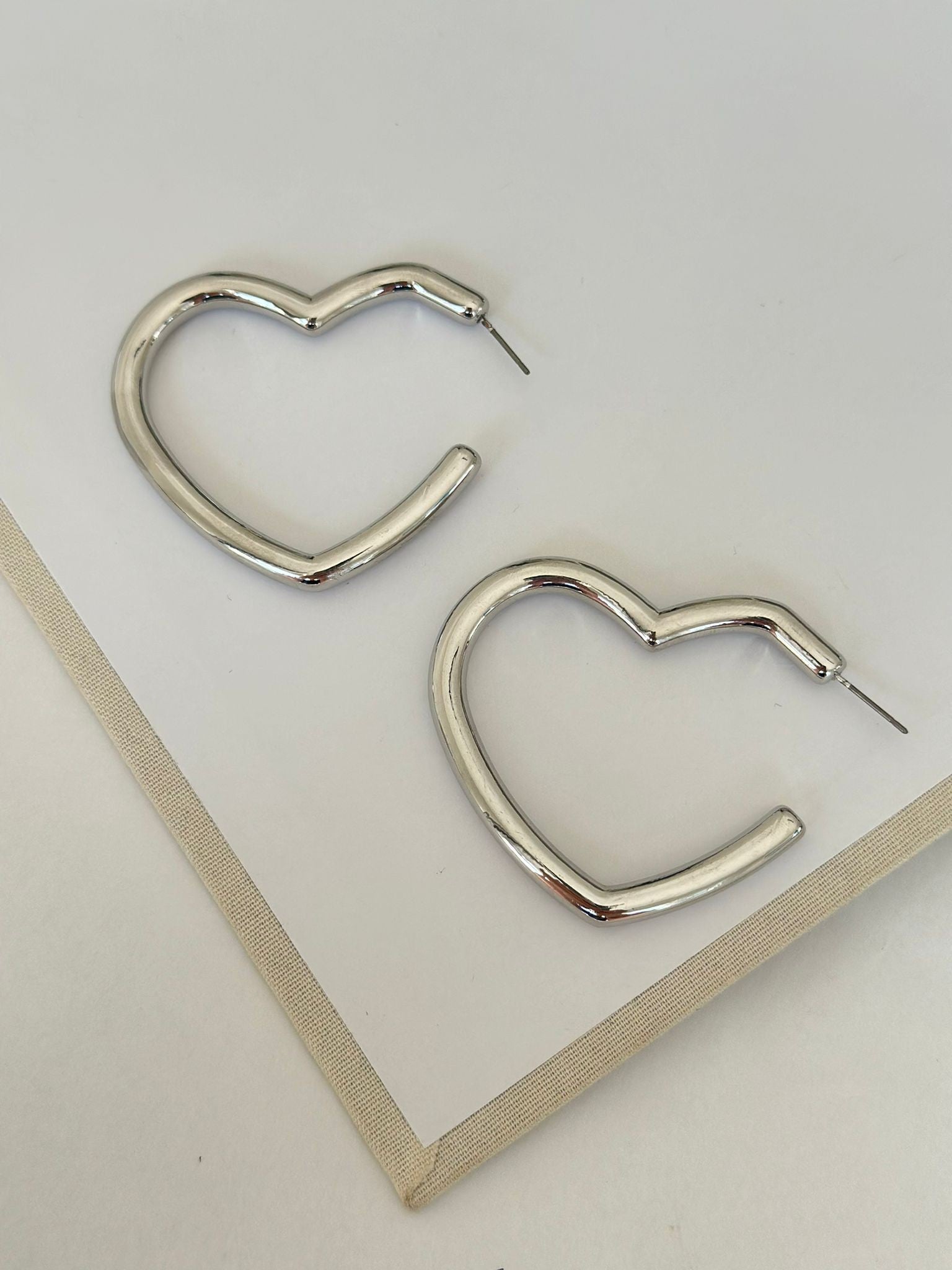 Gümüş Renk Hafif Kalp Küpe ( Orta)