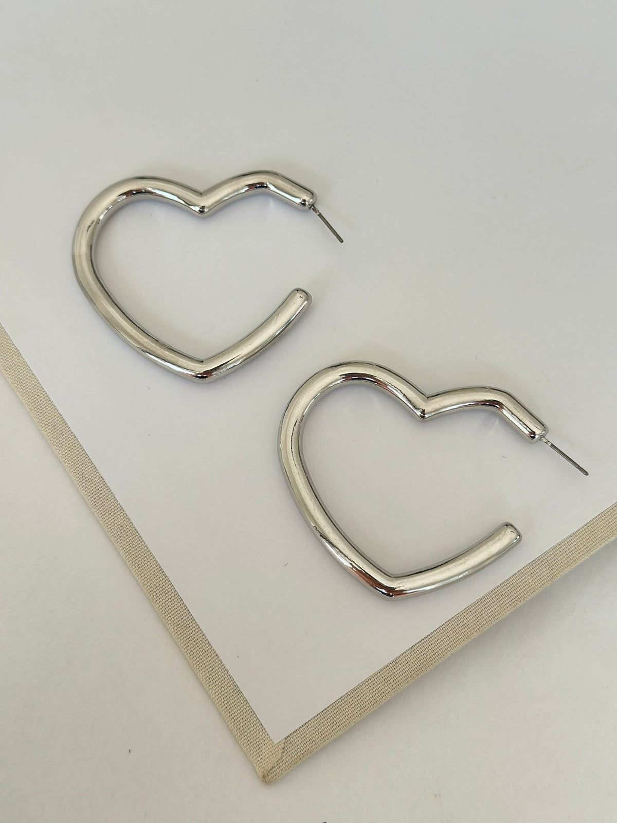 Gümüş Renk Hafif Kalp Küpe ( Orta)