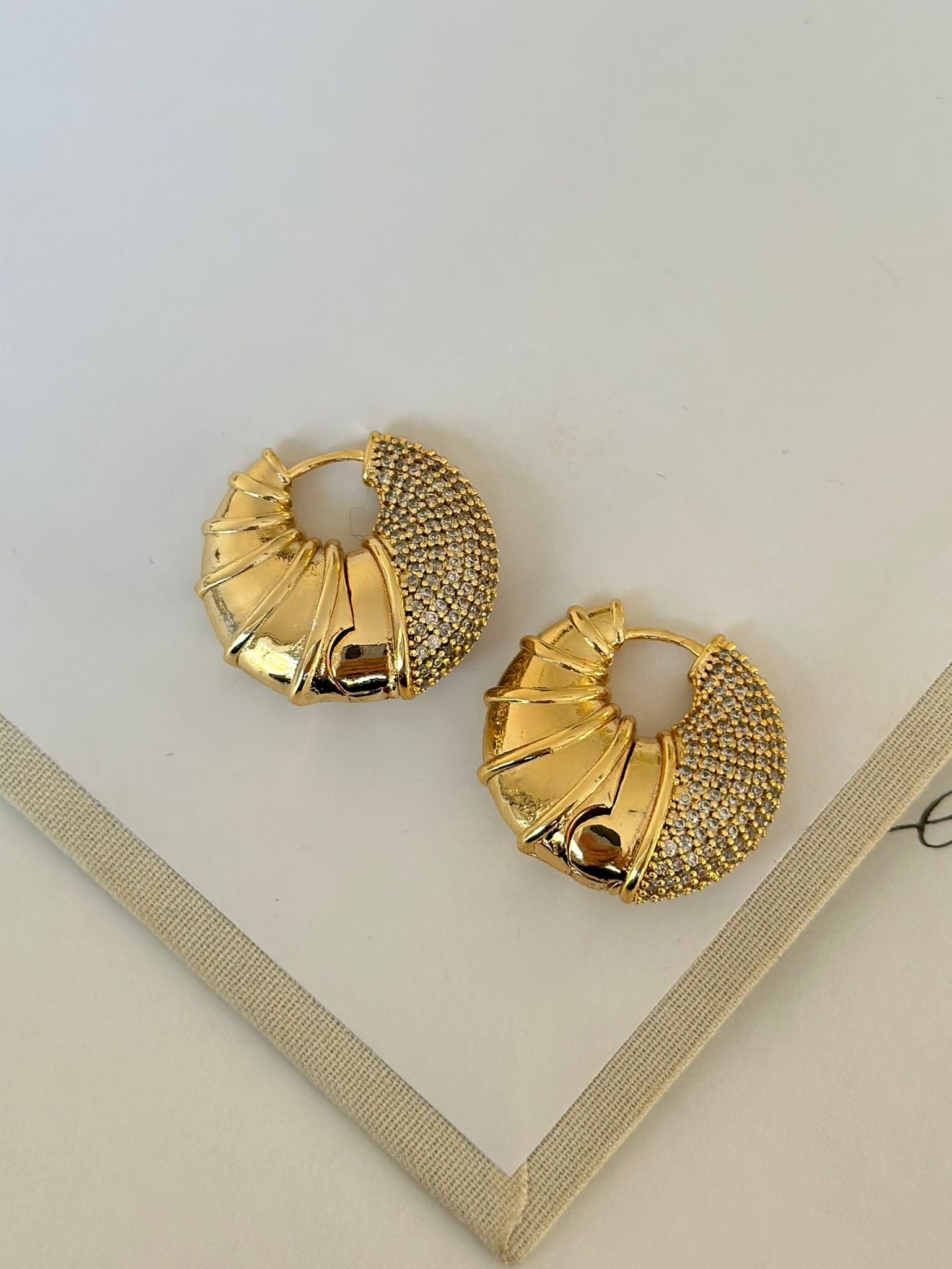 Taşlı Salyangoz Bombe Küpe / Gold