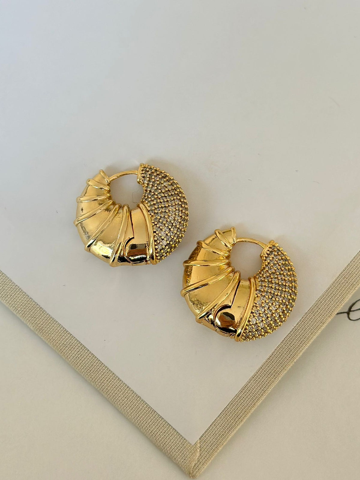 Taşlı Salyangoz Bombe Küpe / Gold