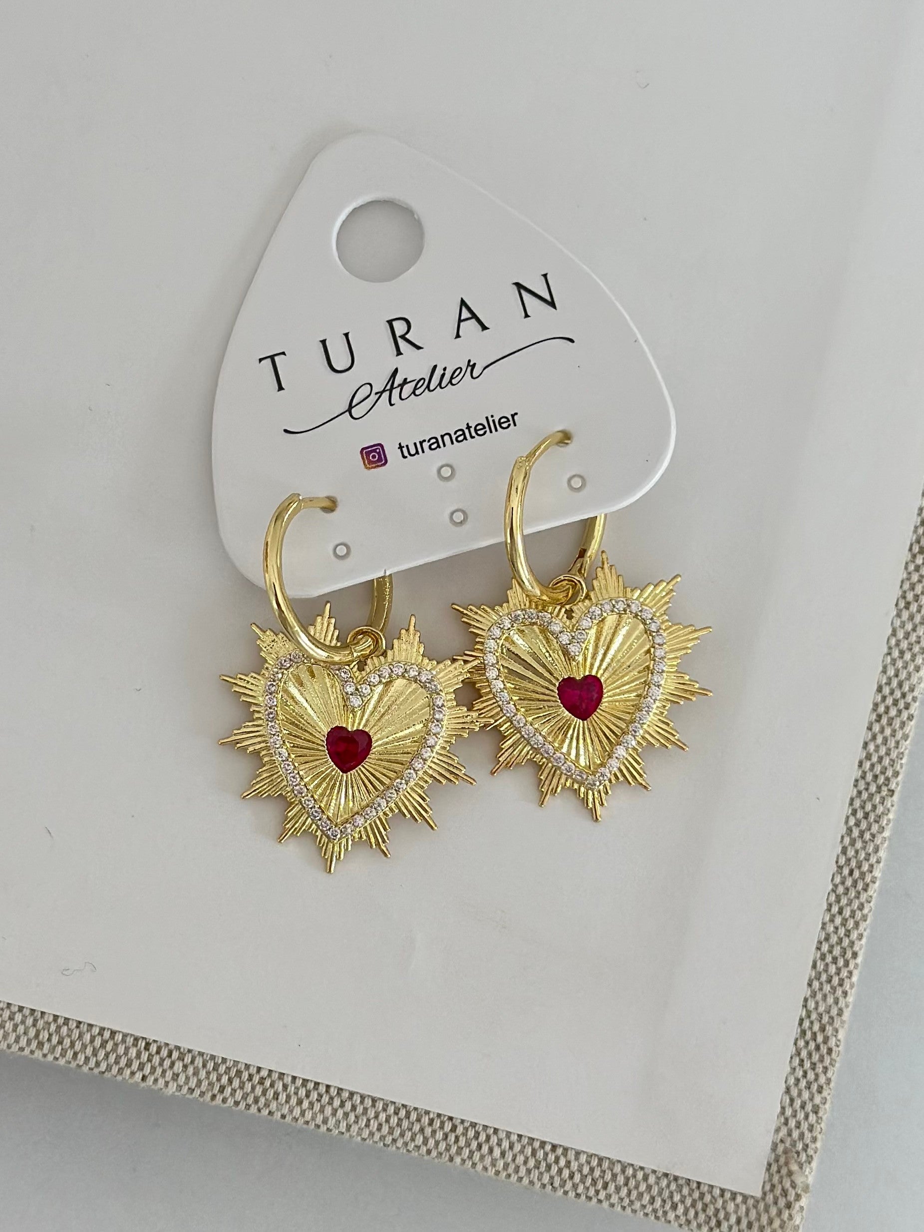 Pembe Kalp Detaylı Çizgi Plaka Küpe