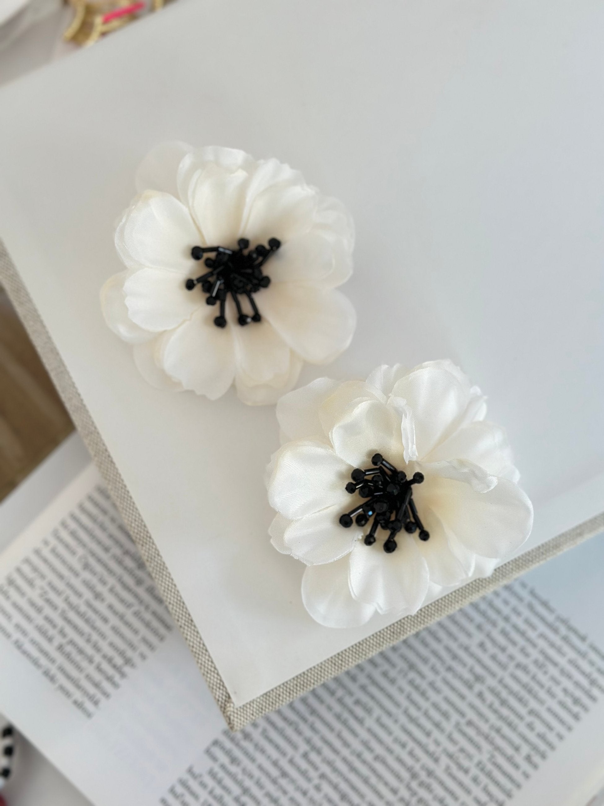 Siyah Boncuklu Beyaz Kumaş Küpe