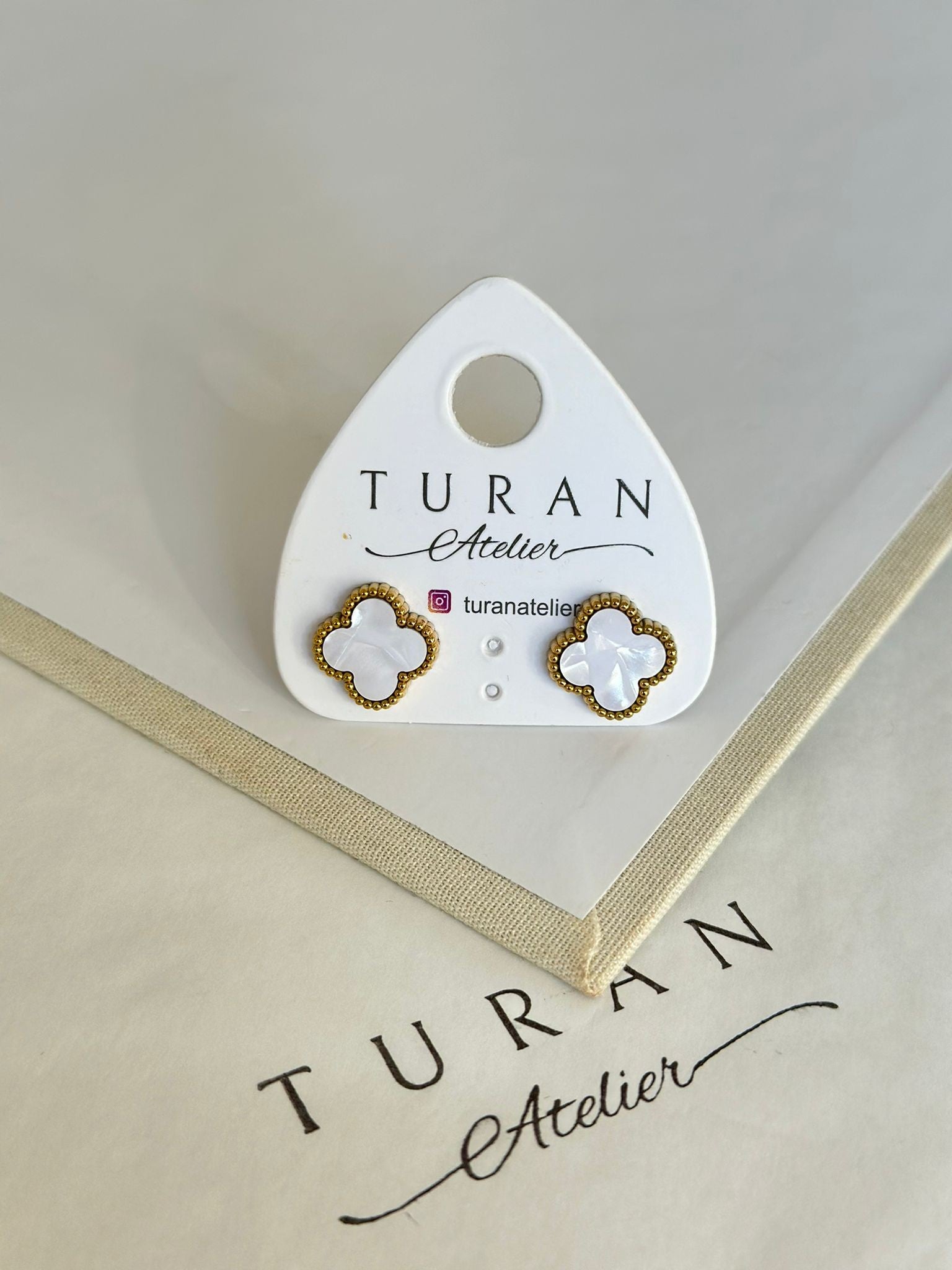 Gold Detay Beyaz Yonca Küpe