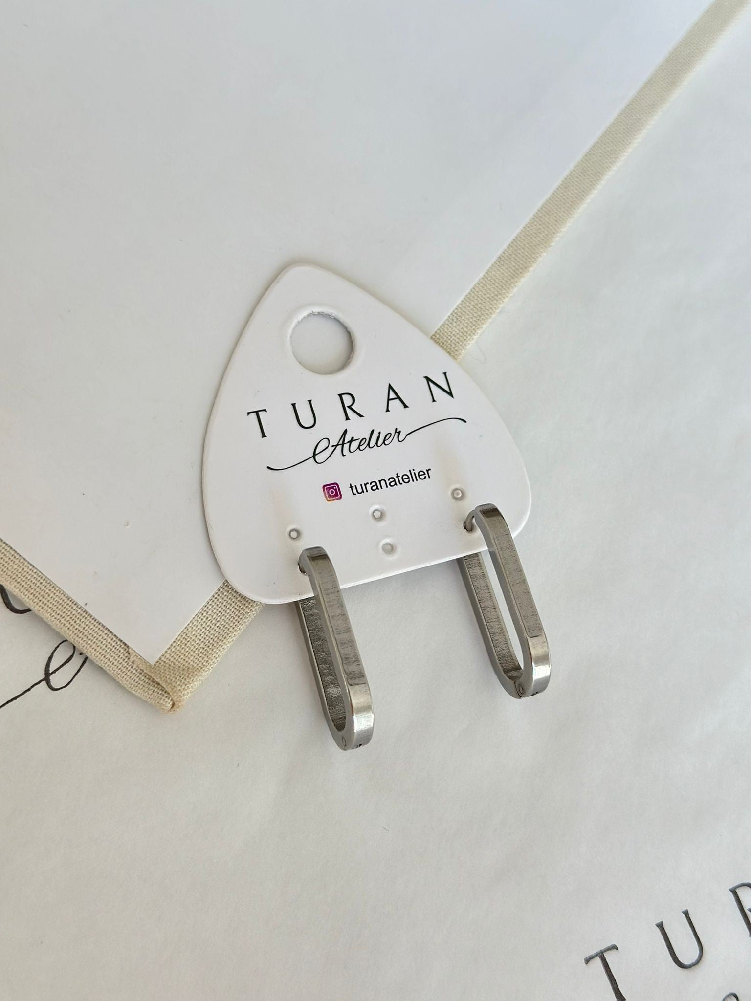 Oval Gümüş Renk Çelik Günlük Küpe