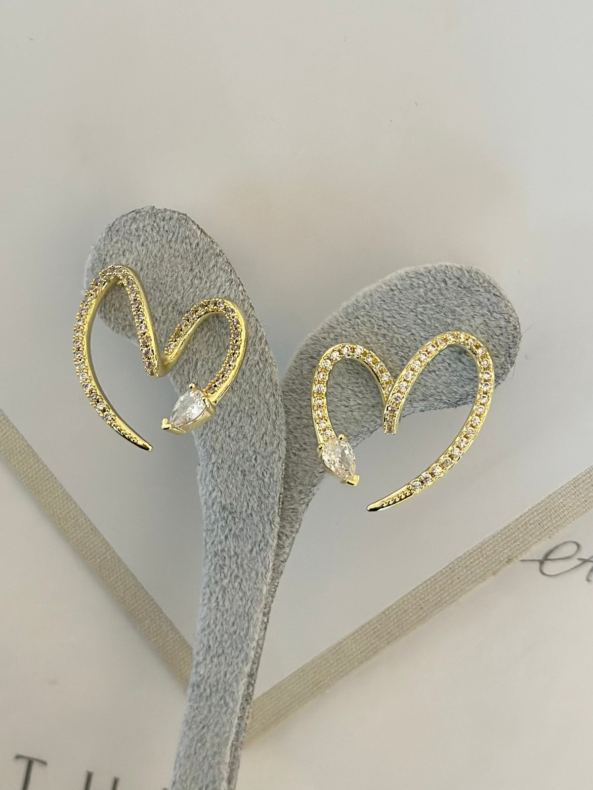 Taşlı Loop Kalp Küpe / 14K Renk