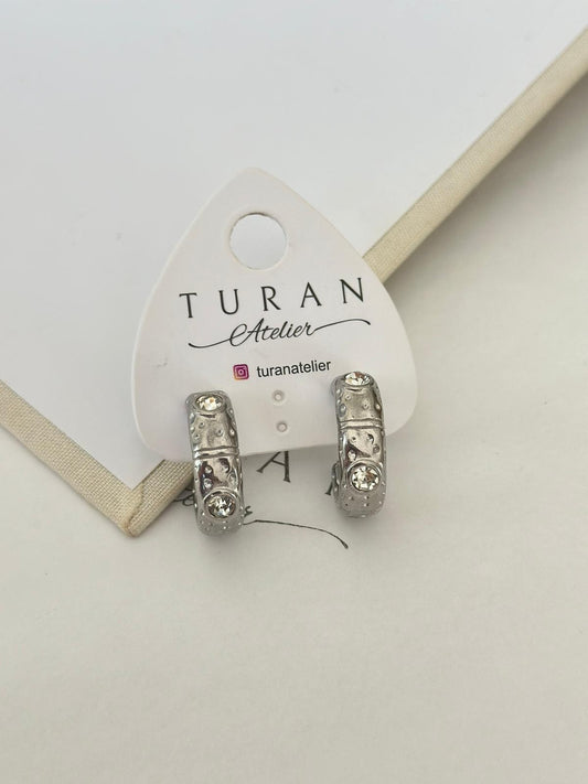 Taşlı Darbeli Gümüş Renk Çelik Küpe