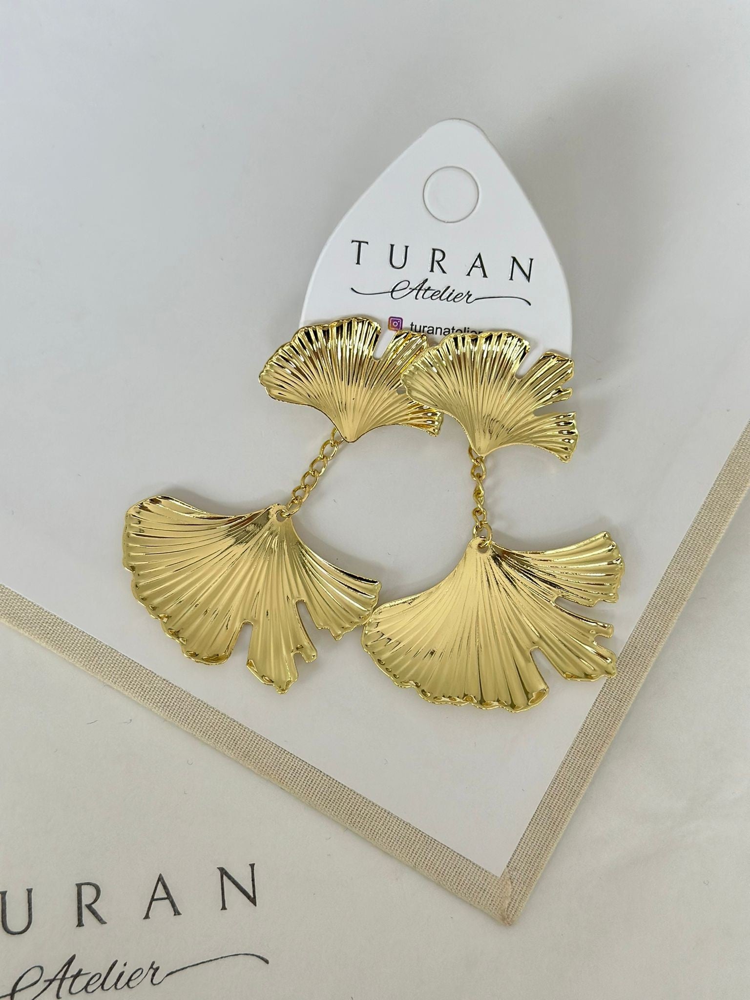 Gold Yaprak Sallantılı Plaka Küpe