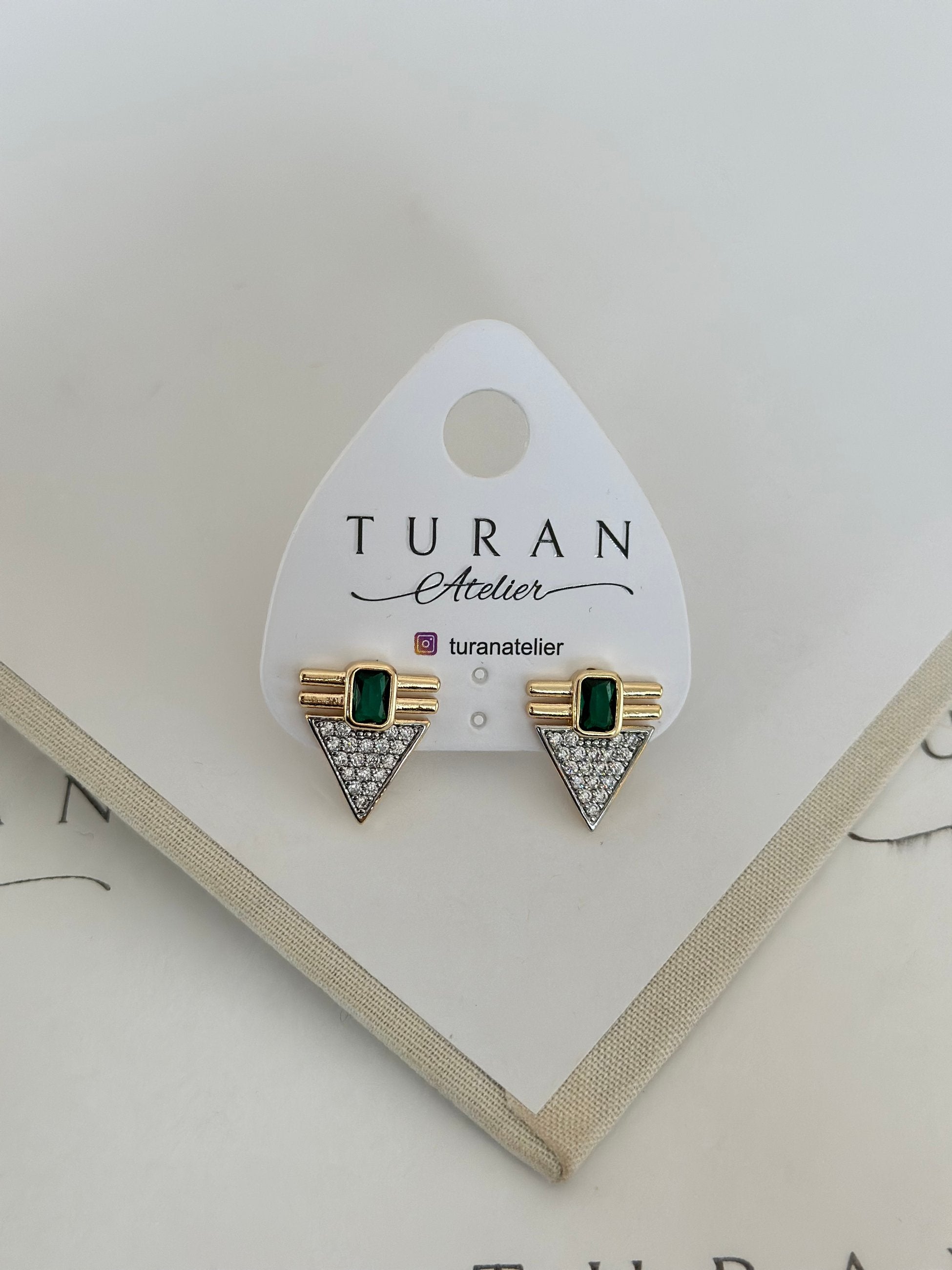 Yeşil Taşlı Üçgen Küpe