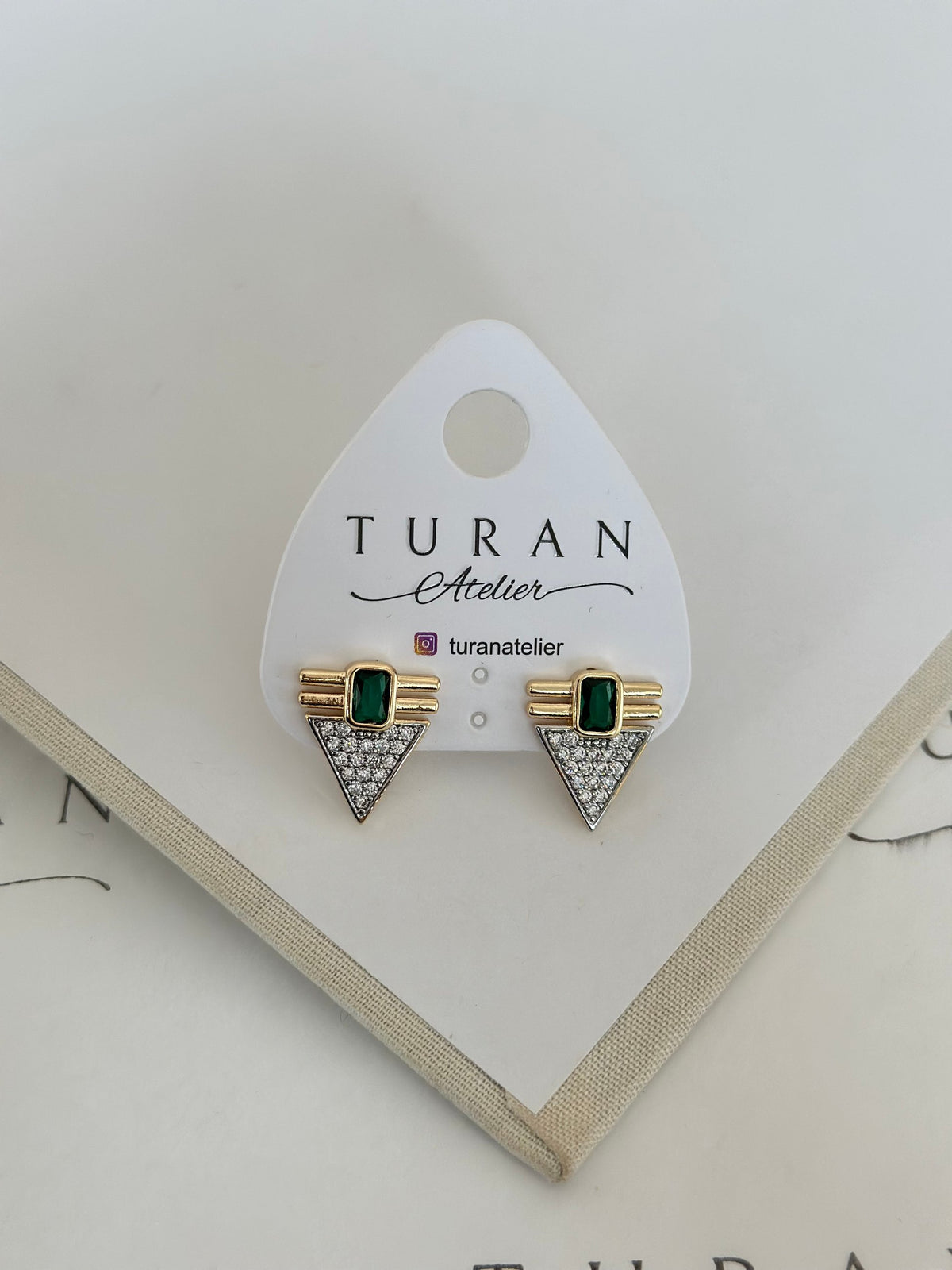 Yeşil Taşlı Üçgen Küpe