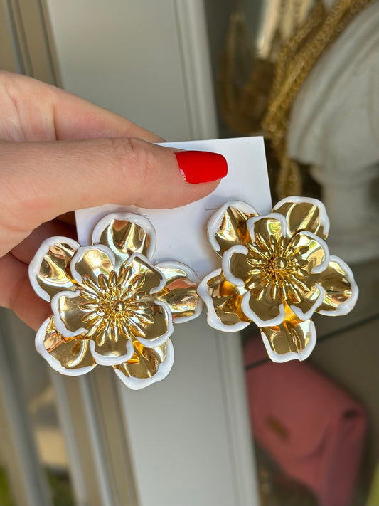 Beyaz Çerçeveli Gold Çiçek Küpe