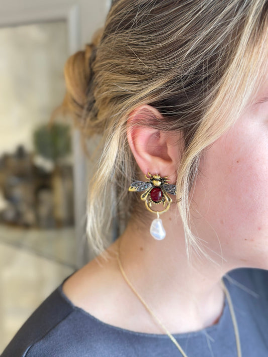 Bordo Detay Arı Küpe