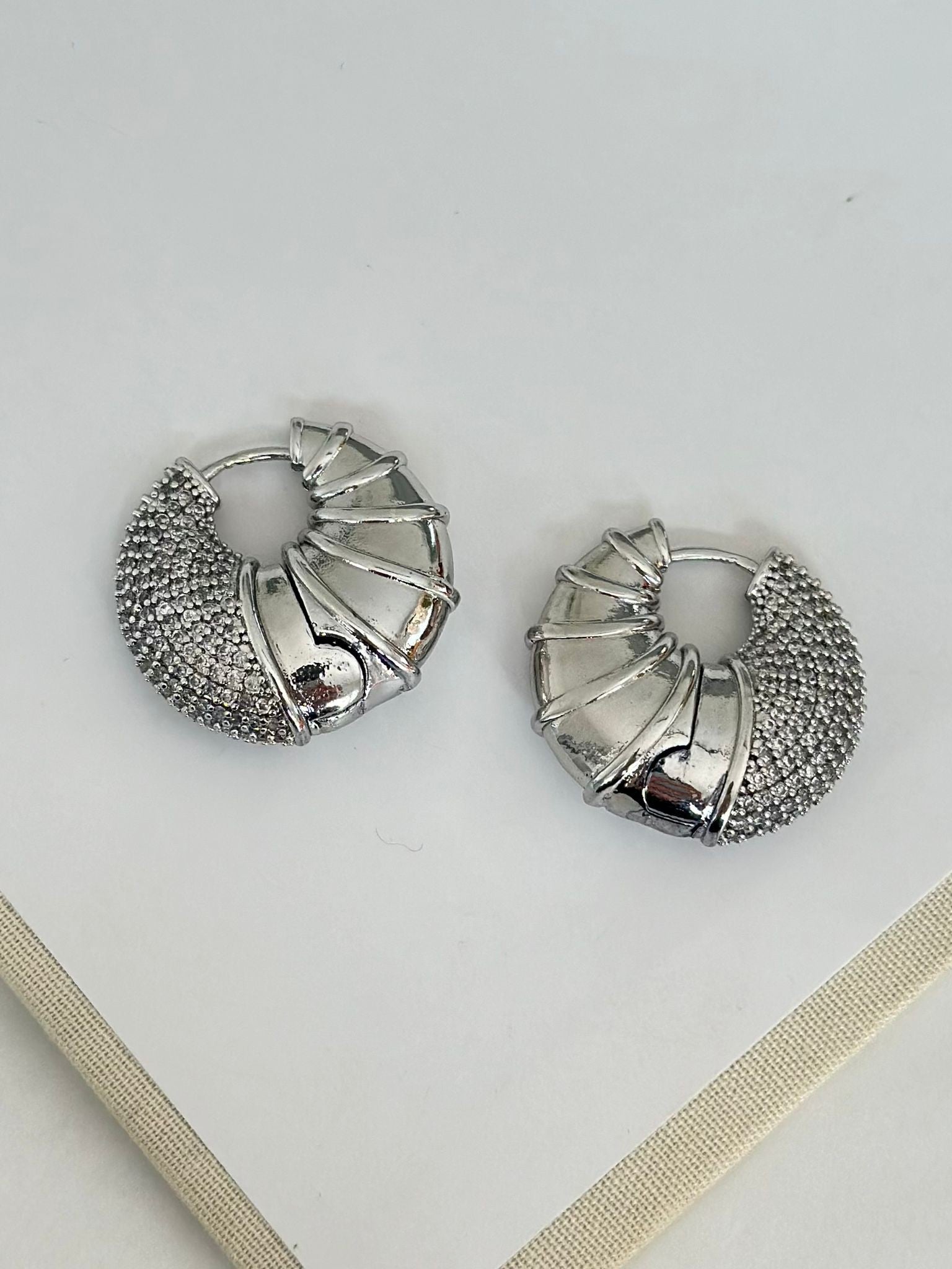 Taşlı Salyangoz Bombe Küpe / Gümüş Renk