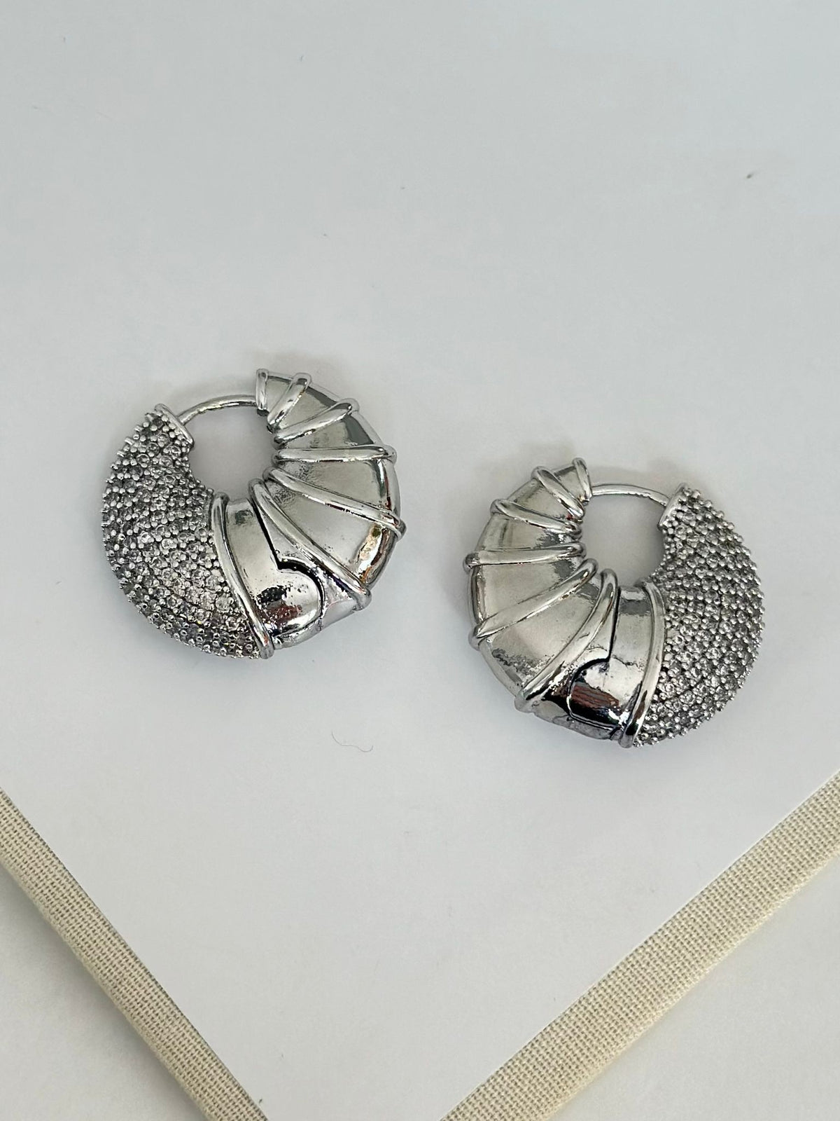 Taşlı Salyangoz Bombe Küpe / Gümüş Renk