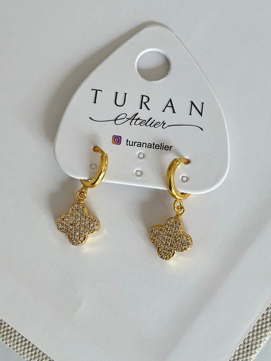 Taşlı Tasarım Mini Yonca Küpe