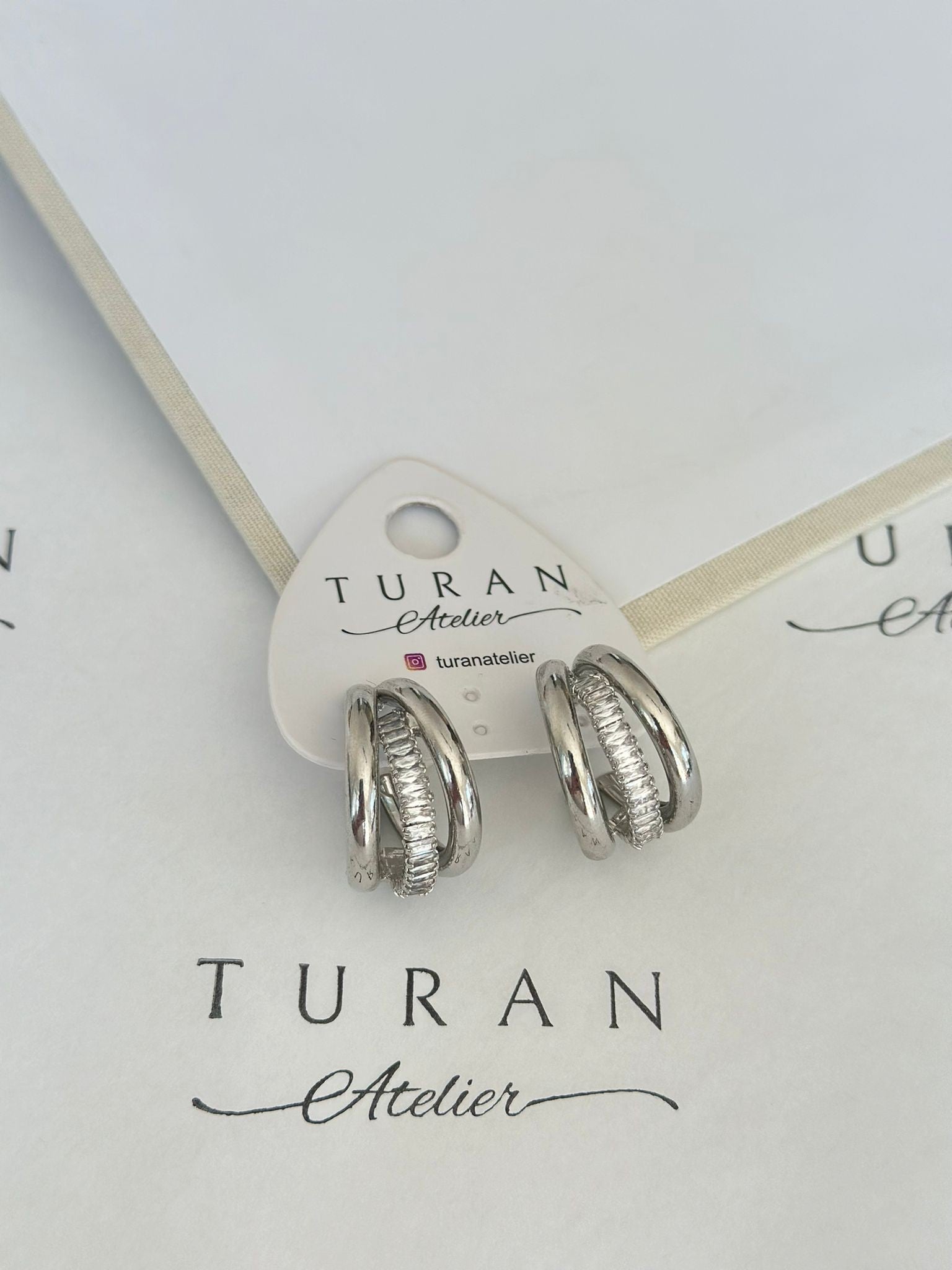 Ortası taşlı kaplama gümüş renk halka küpe