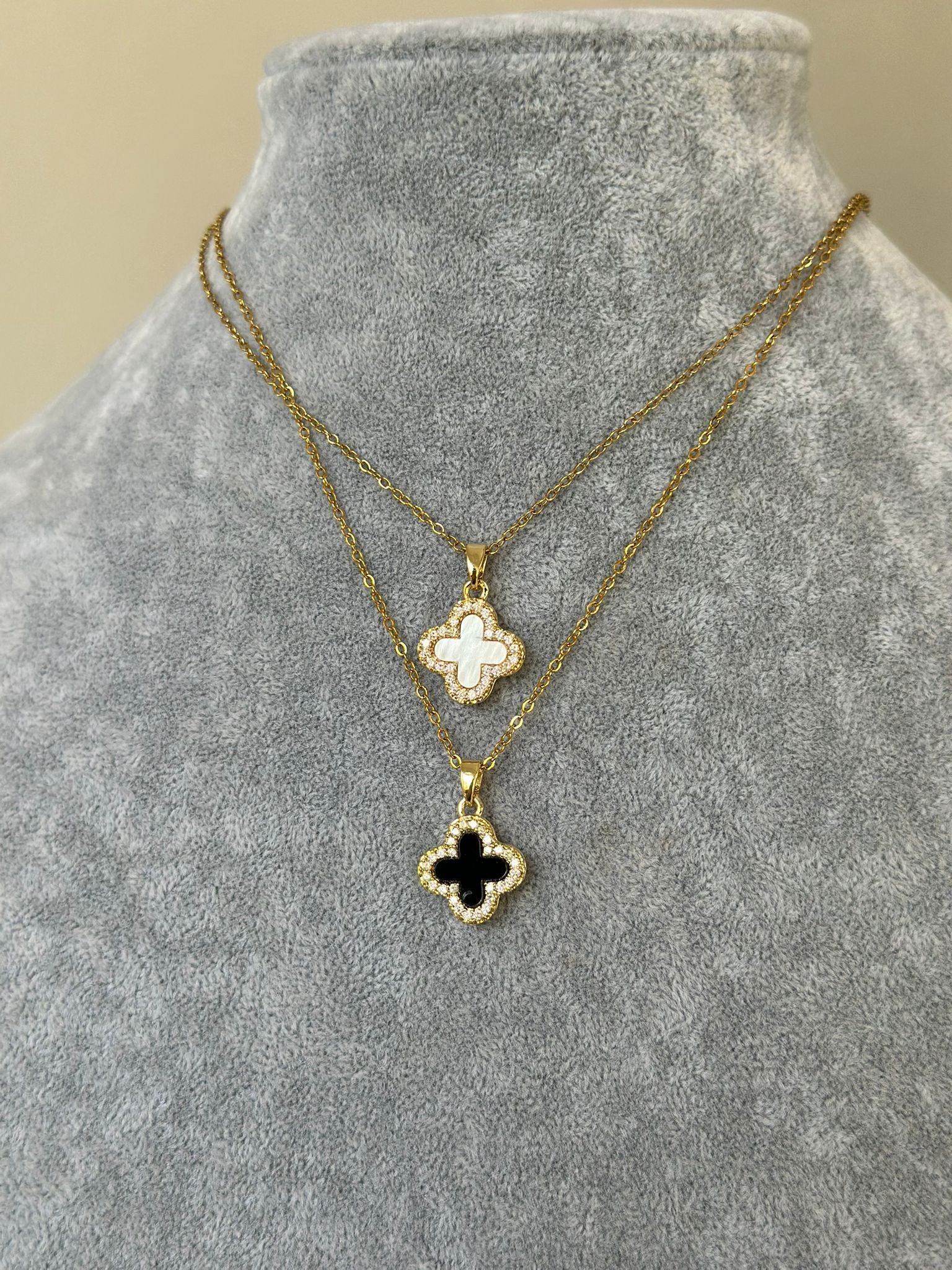 Çift Taraflı Taşlı Gold Yonca Kolye