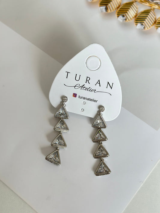 Üçgen Taş Sallantılı Gümüş Renk Küpe