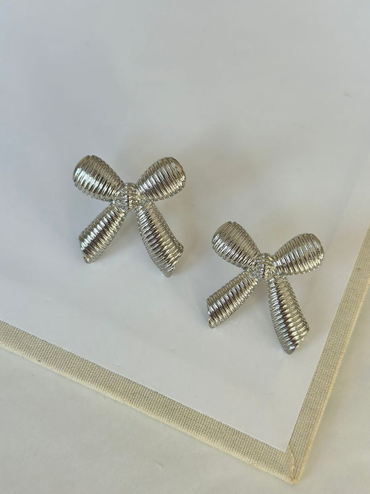 Çizgili Ribbon Gümüş Renk Küpe