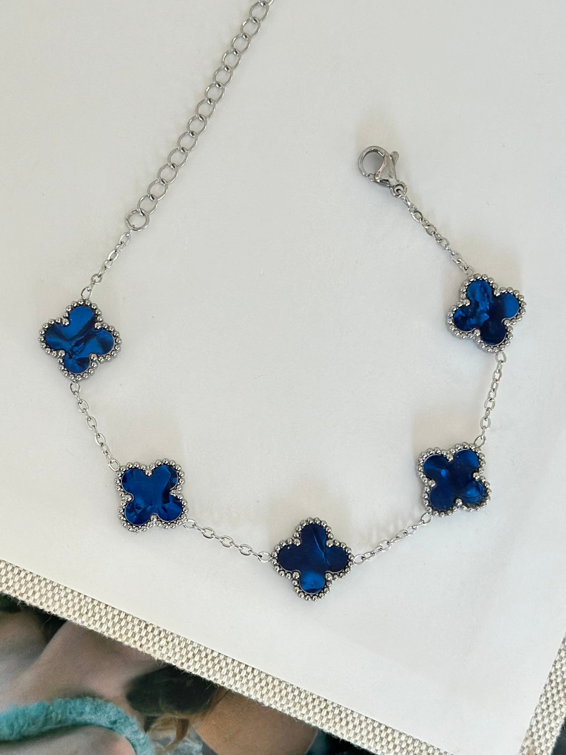 Gümüş Renk Lacivert Yonca Bileklik