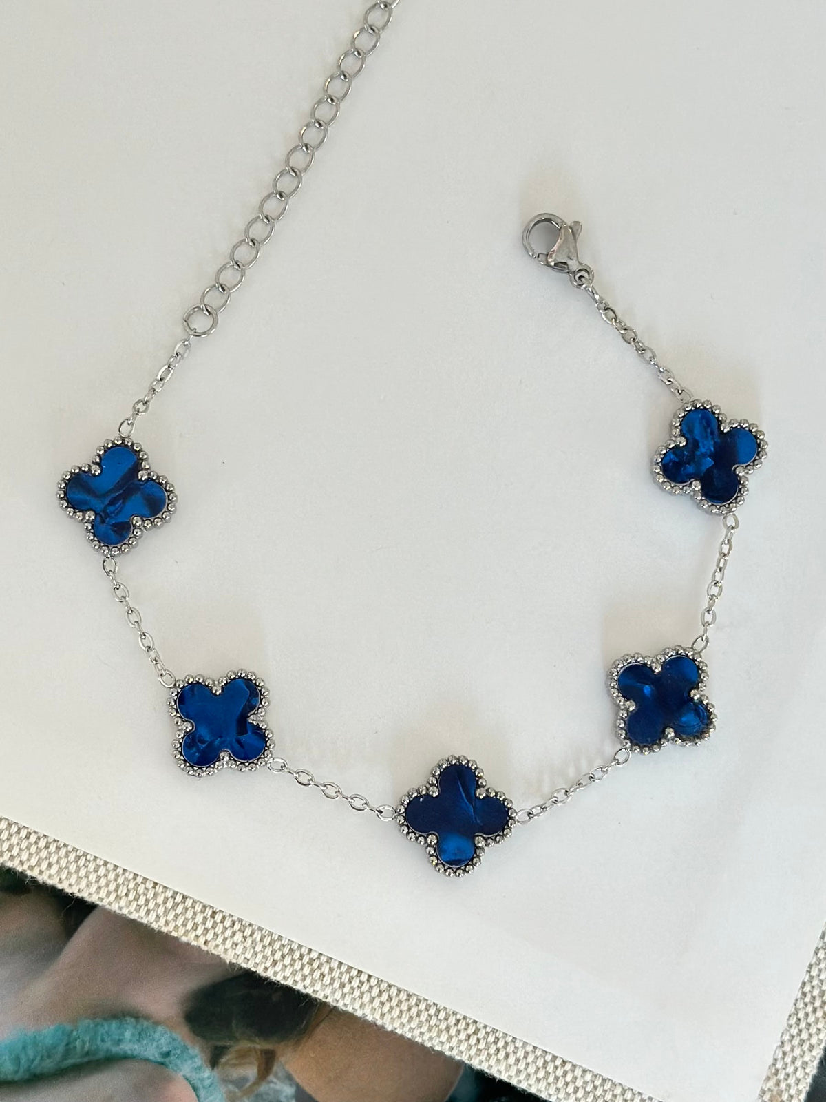 Gümüş Renk Lacivert Yonca Bileklik