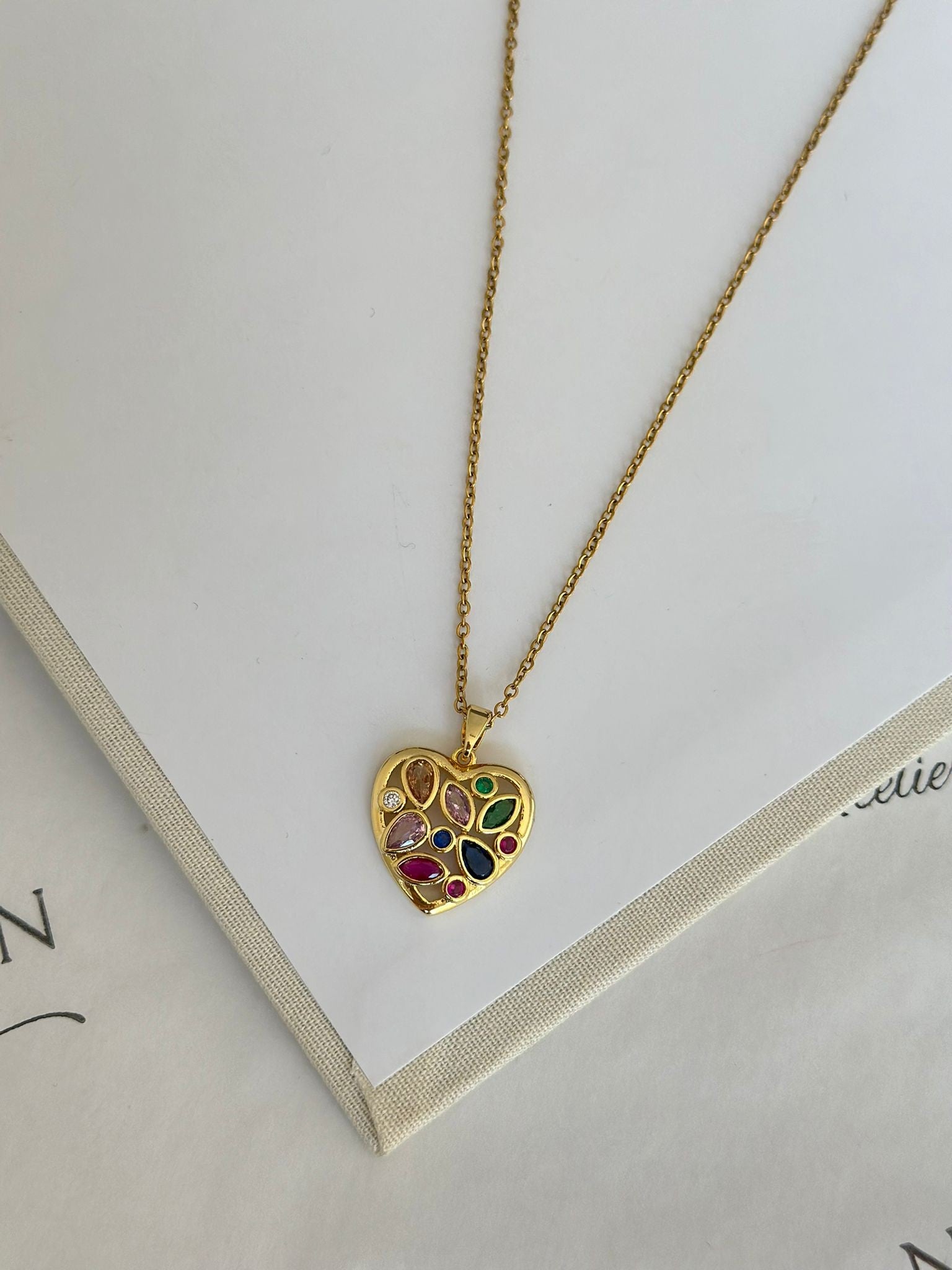 Renkli Detay Gold Kalp Kolye