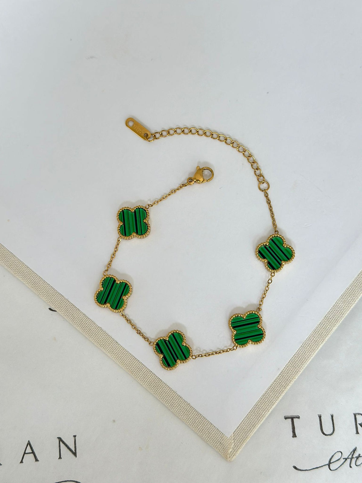 Gold Detay Yeşil Yonca Bileklik