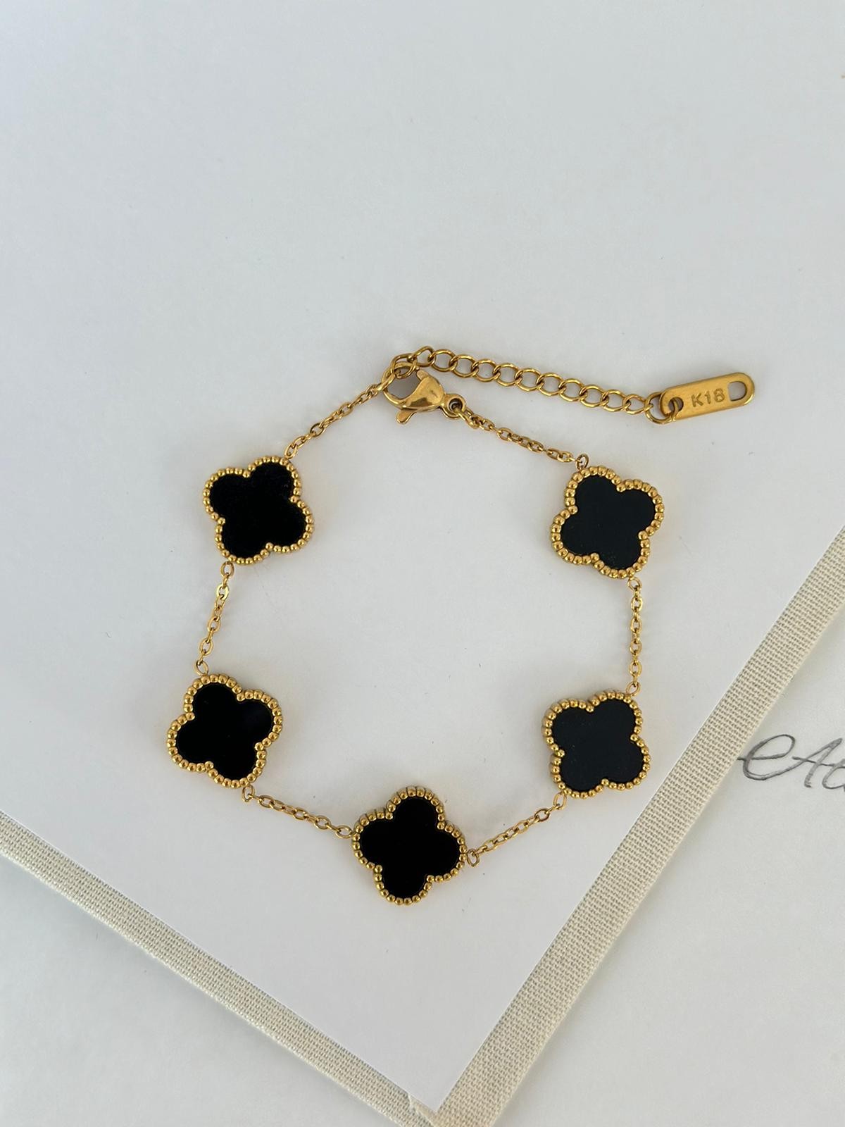 Gold Detay Siyah Yonca Bileklik