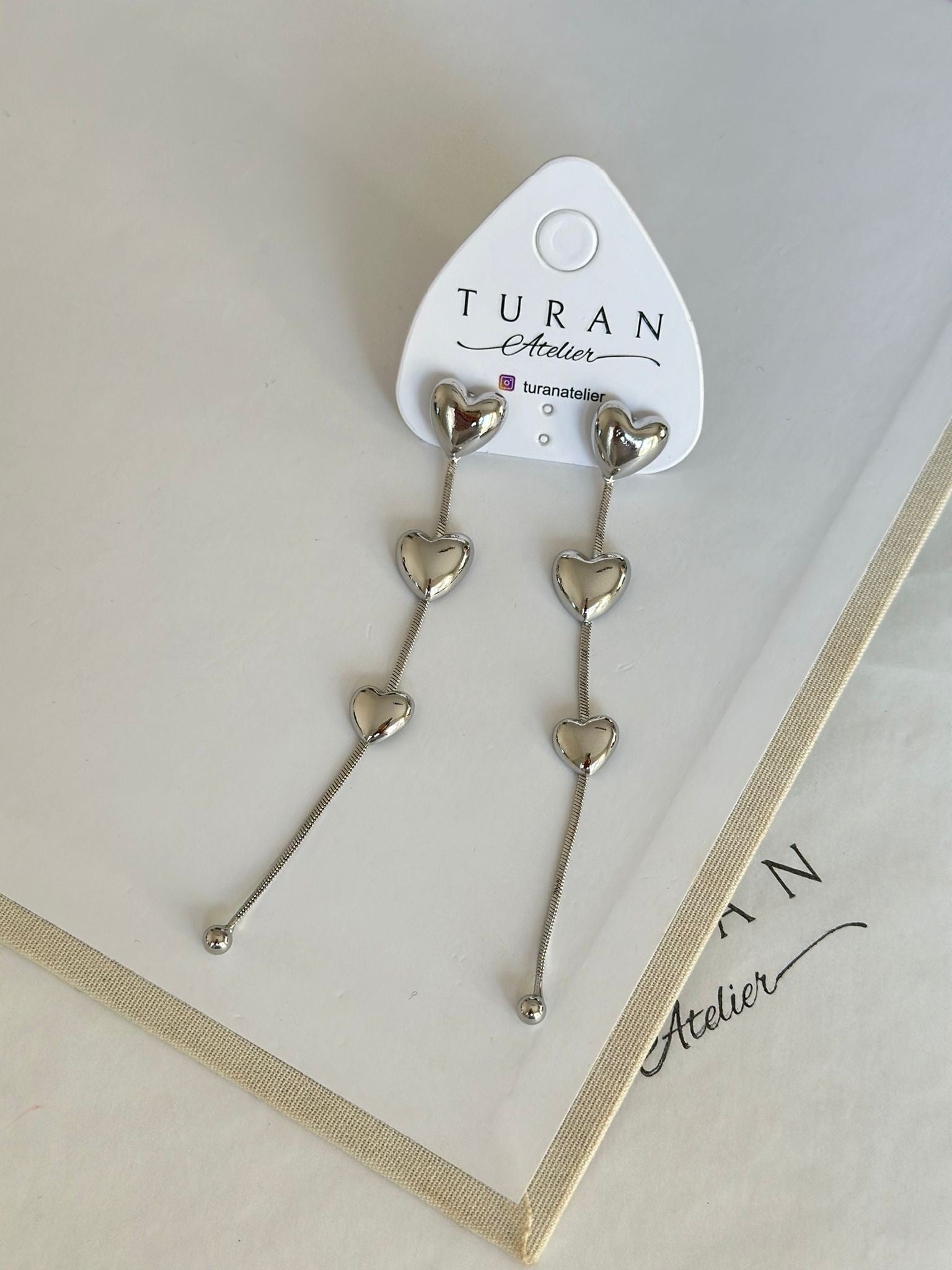 Sallantılı Gümüş Renk Kalp Küpe