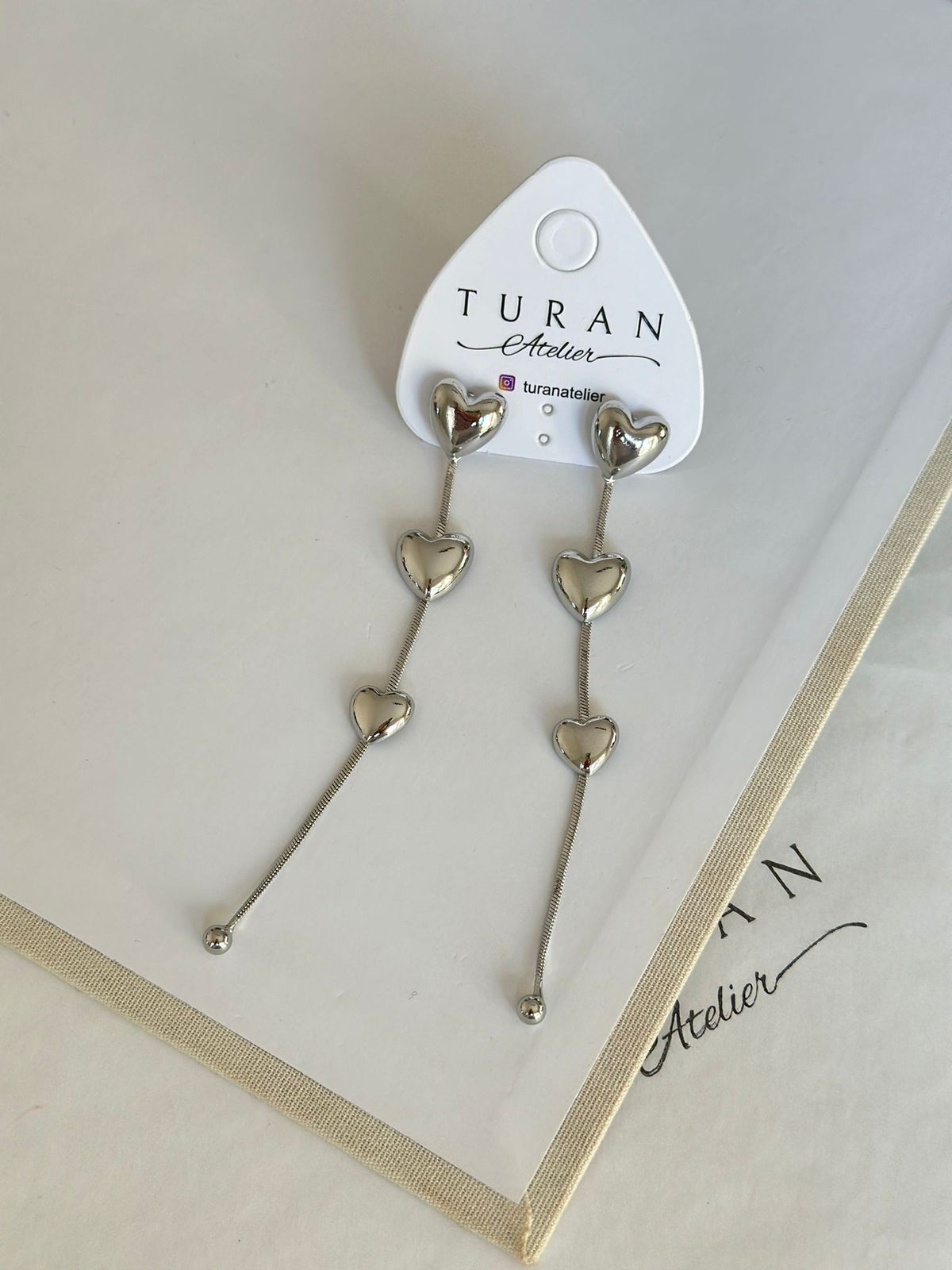 Sallantılı Gümüş Renk Kalp Küpe