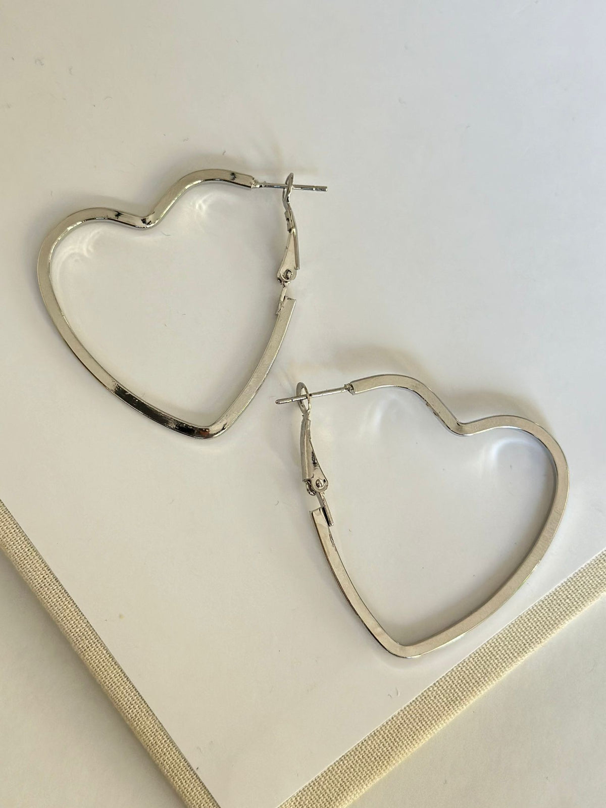 Gümüş Renk Kalp Küpe