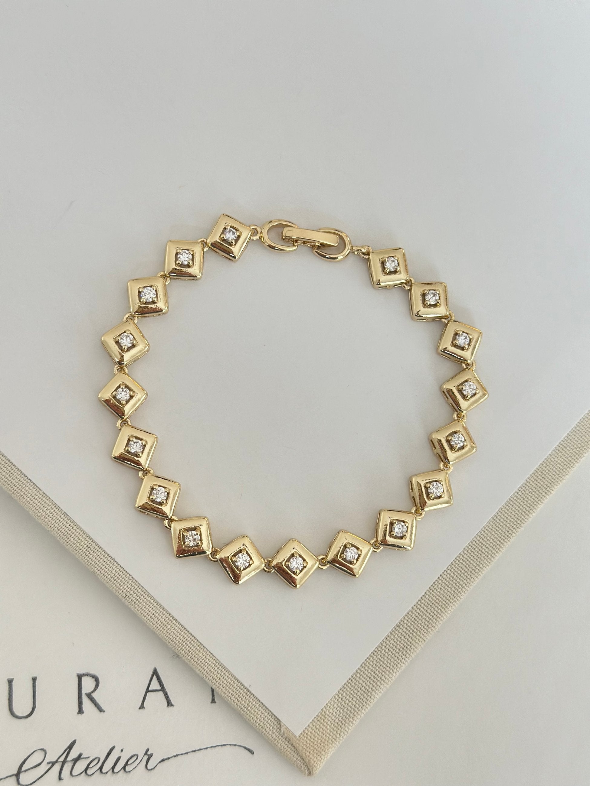 Mini Taşlı Kare Formda Özel Seri Bileklik