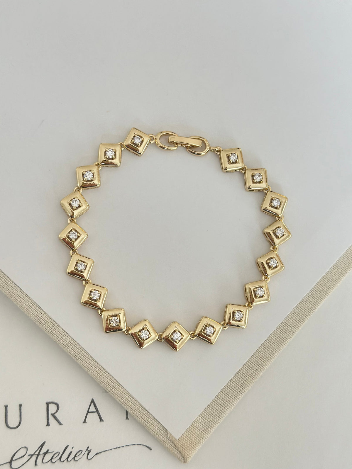 Mini Taşlı Kare Formda Özel Seri Bileklik