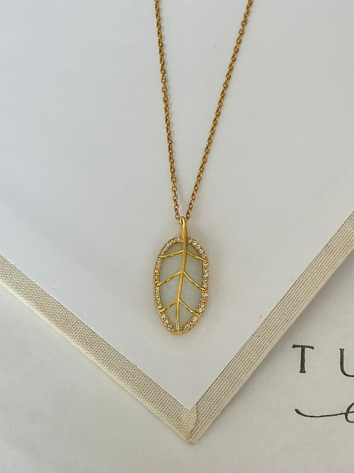 Gold Taşlı Yaprak Kolye