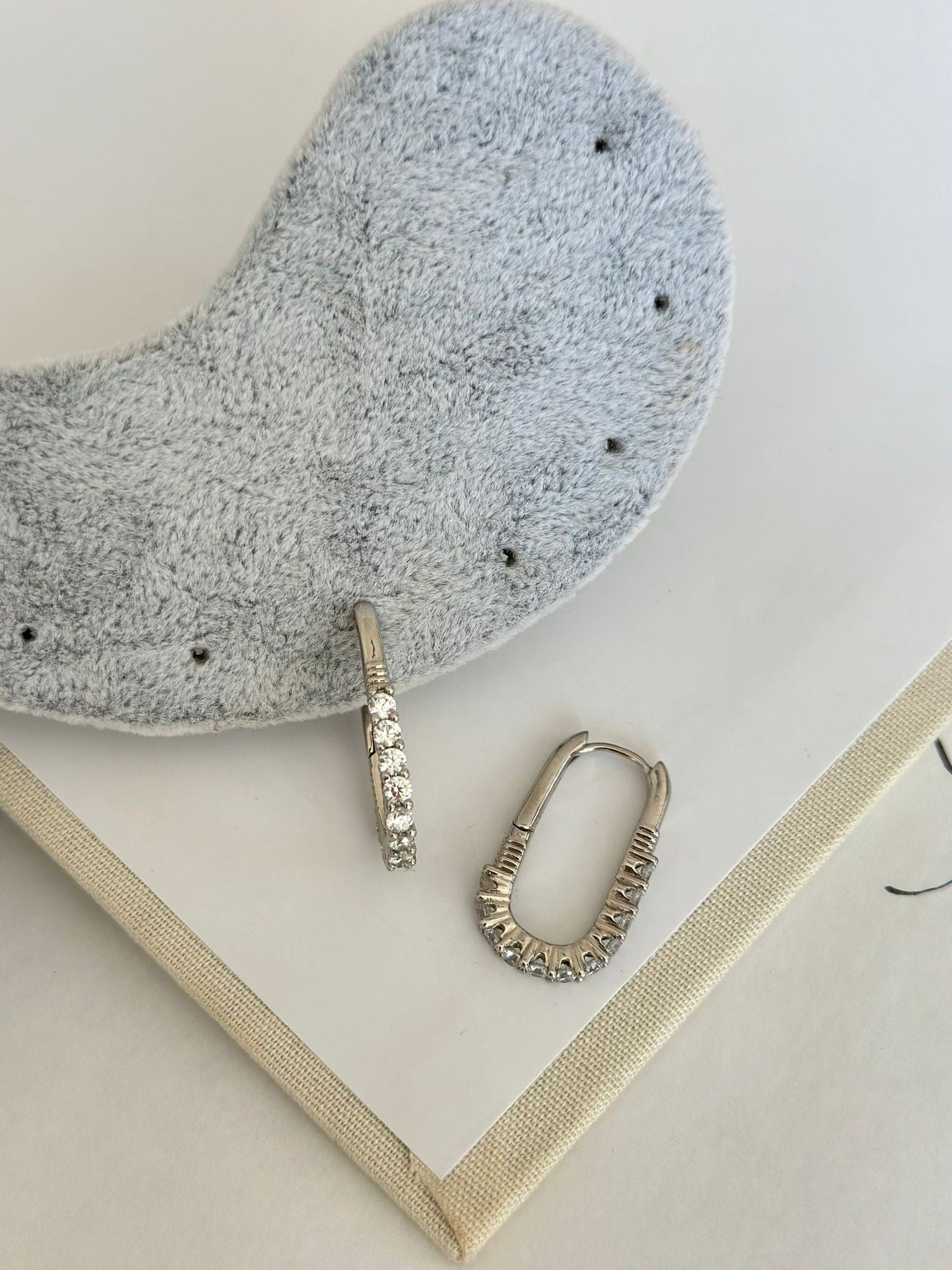 Taşlı Dikdörtgen Çengel Küpe