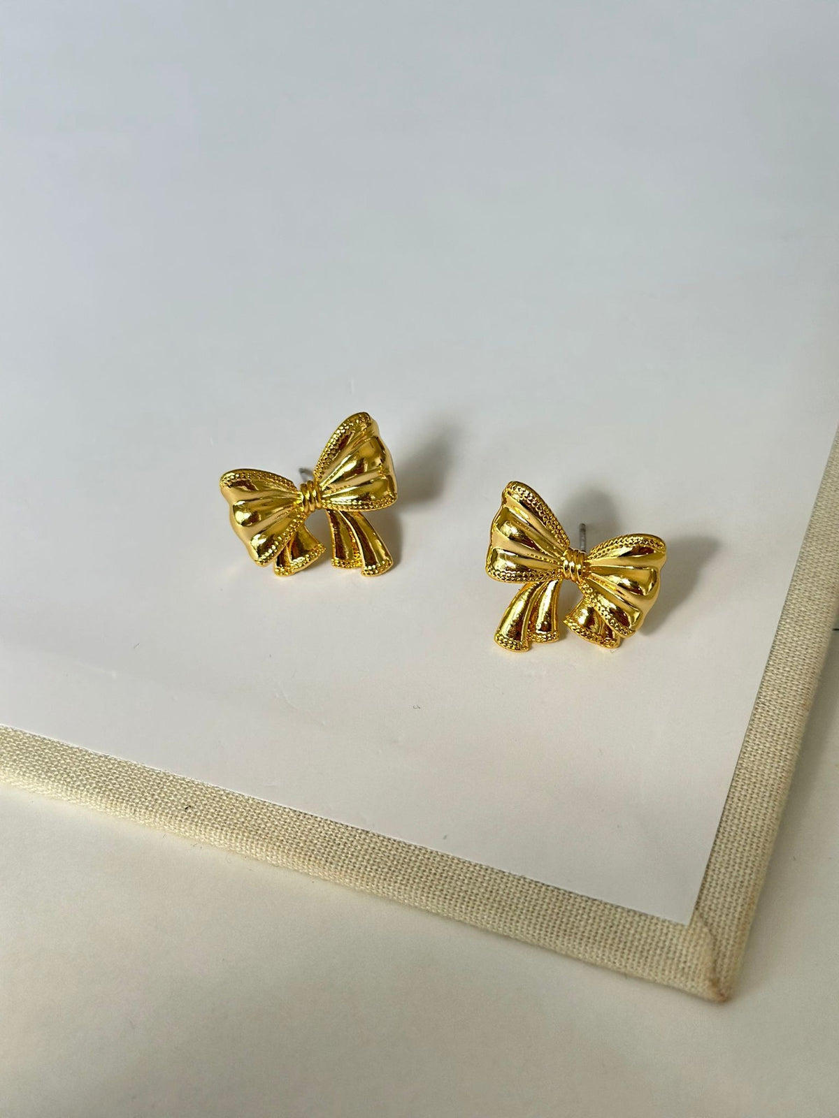 Orta boy gold ribbon küpe