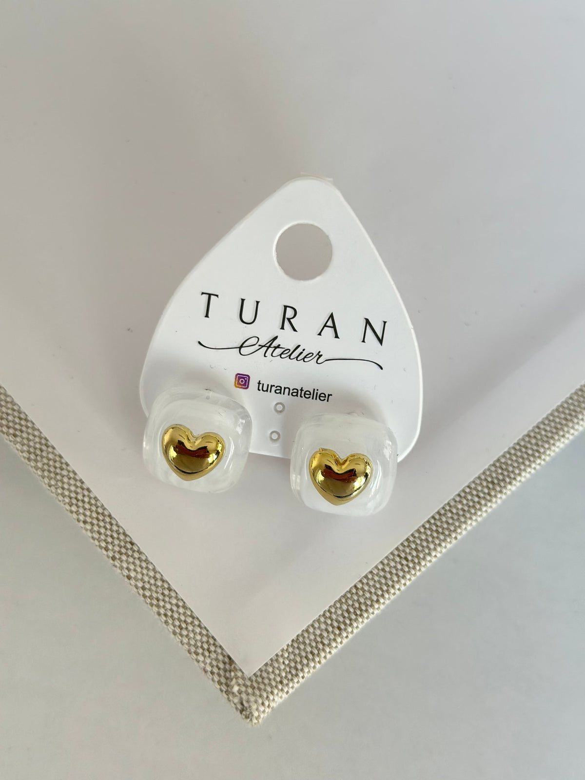 Gold Kalp Detay Beyaz Küpe