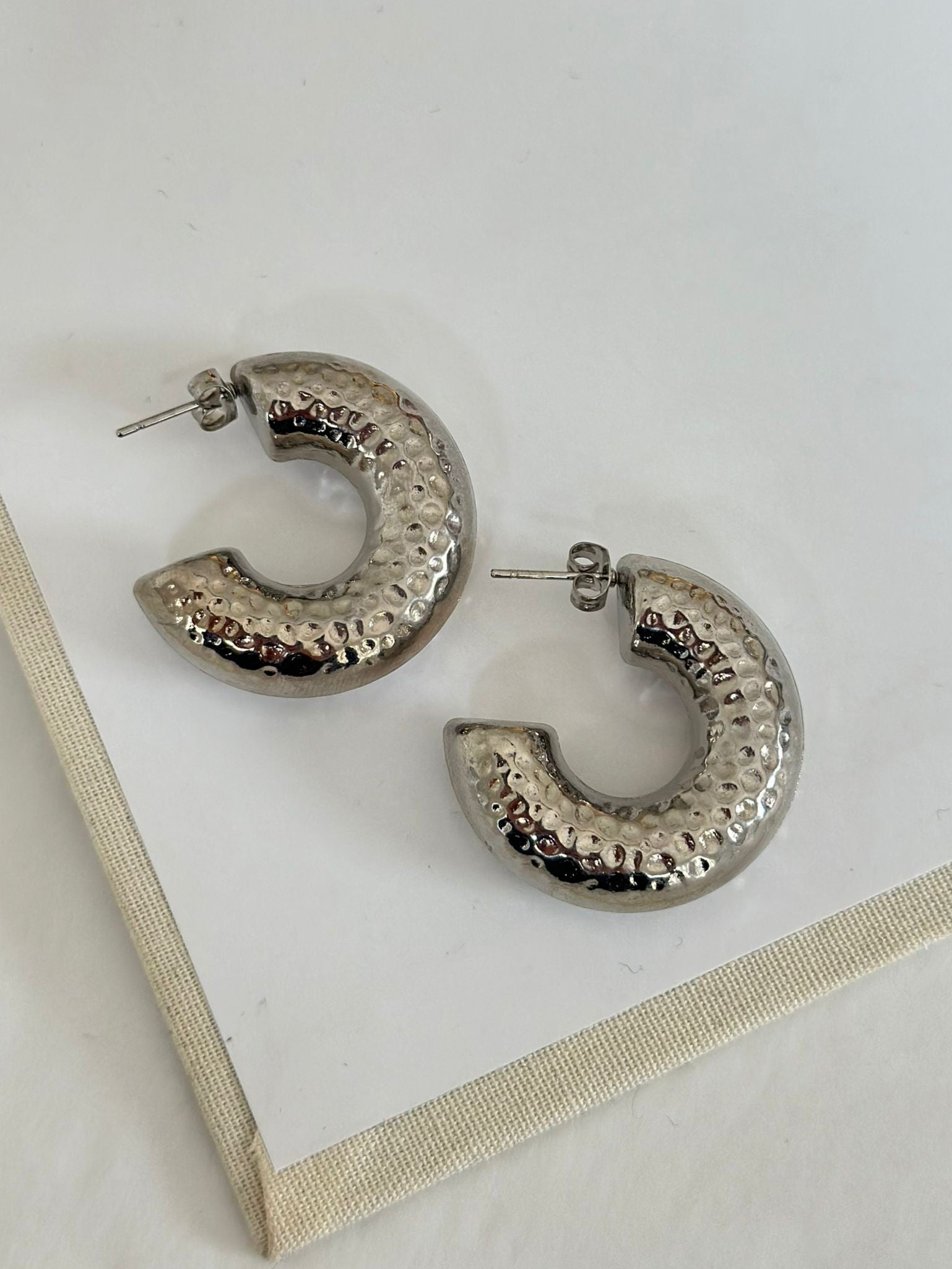 Darbeli Boru Halka Küpe / Gümüş Renk