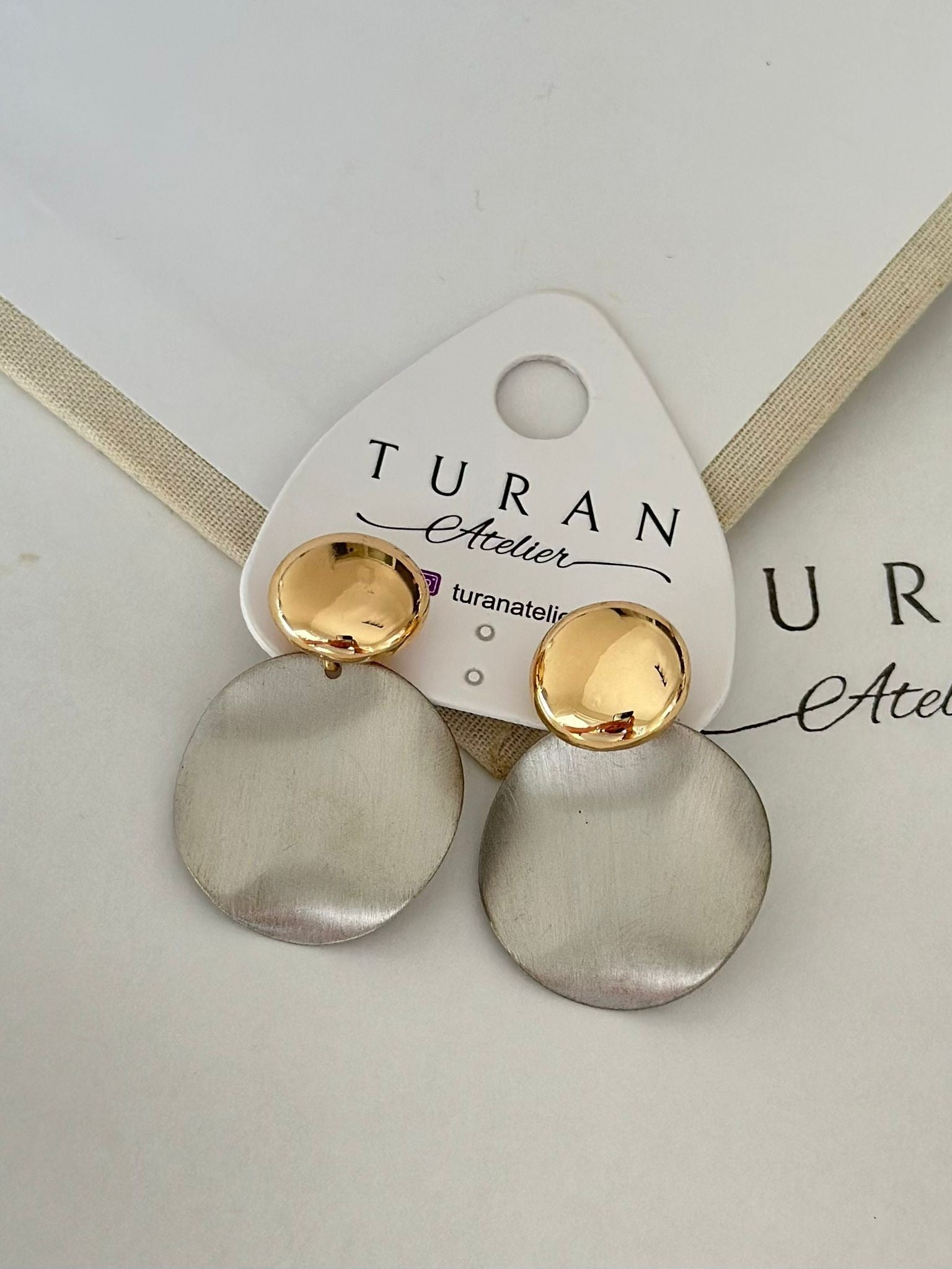 Gümüş Renk Taş Plaka Küpe