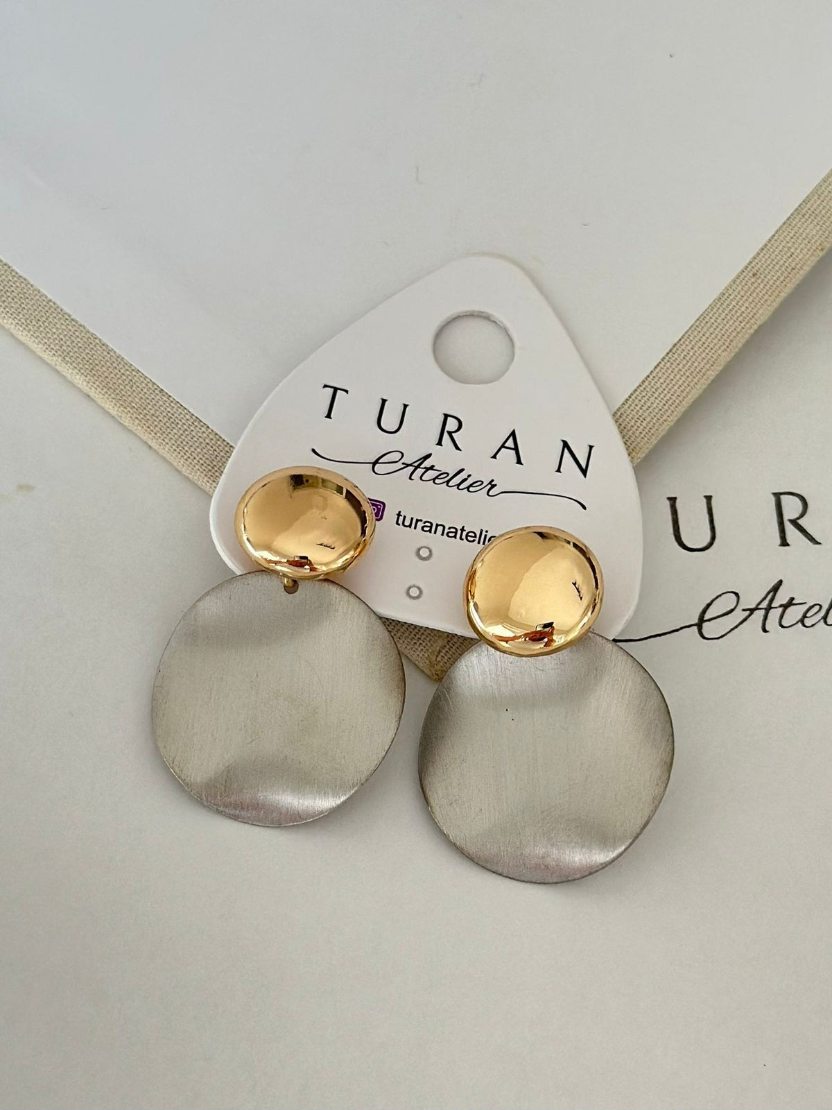 Gümüş Renk Taş Plaka Küpe