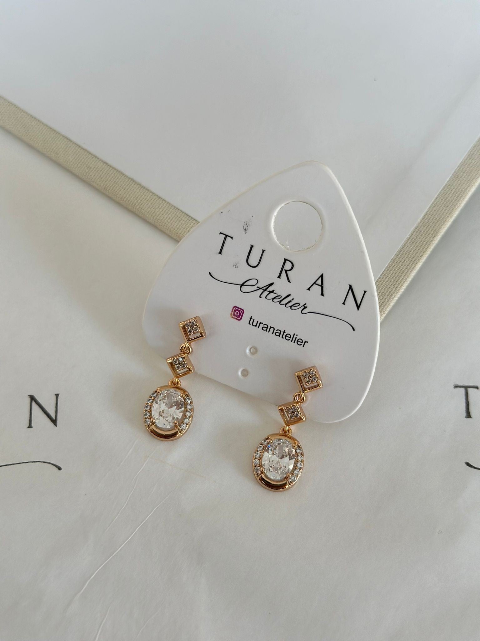 Oval Taşlı Sallantılı Küpe