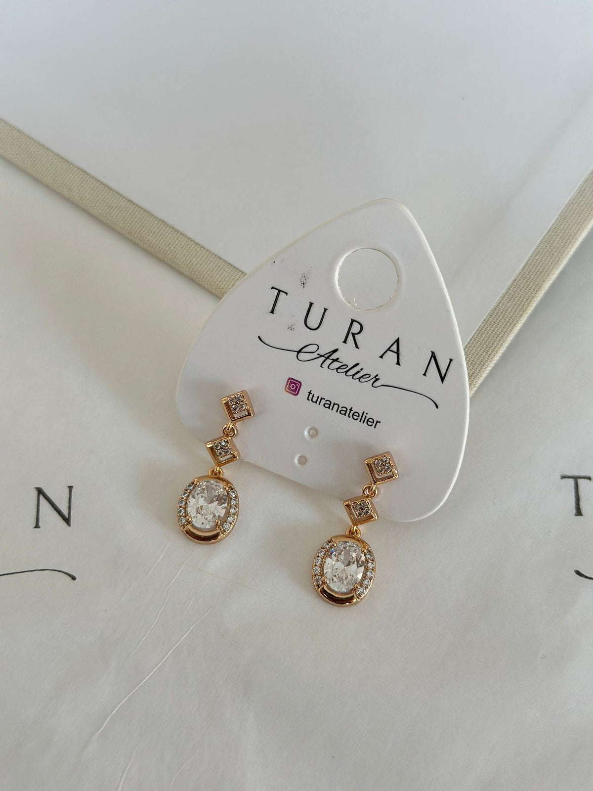 Oval Taşlı Sallantılı Küpe