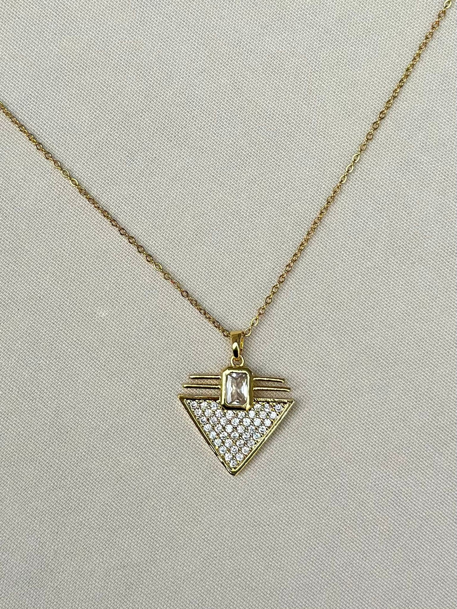 Gold Baget Üçgen Çelik Kolye