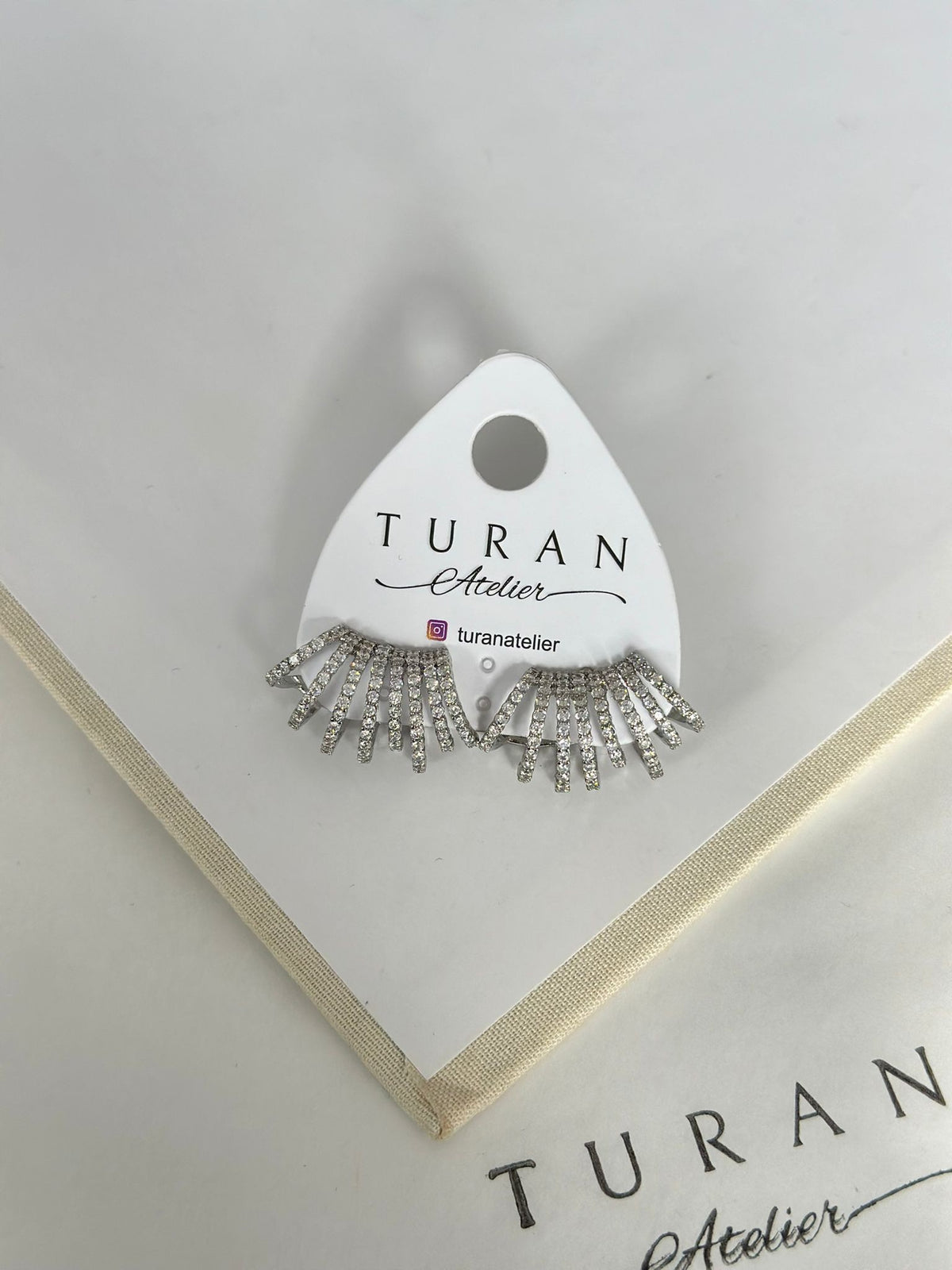 Taşlı Sarmal Şık Küpe / Gümüş Renk