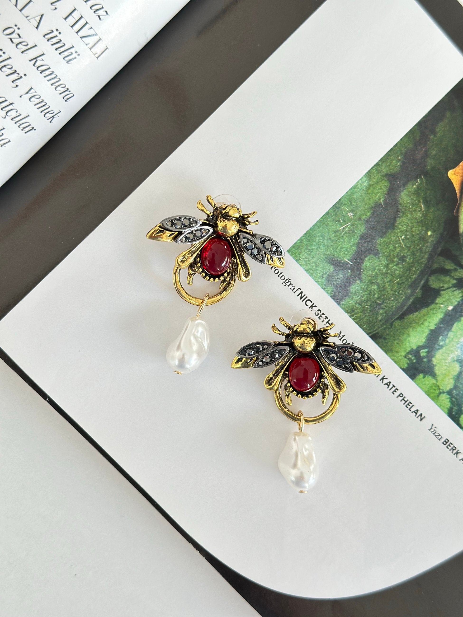 Bordo Detay Arı Küpe