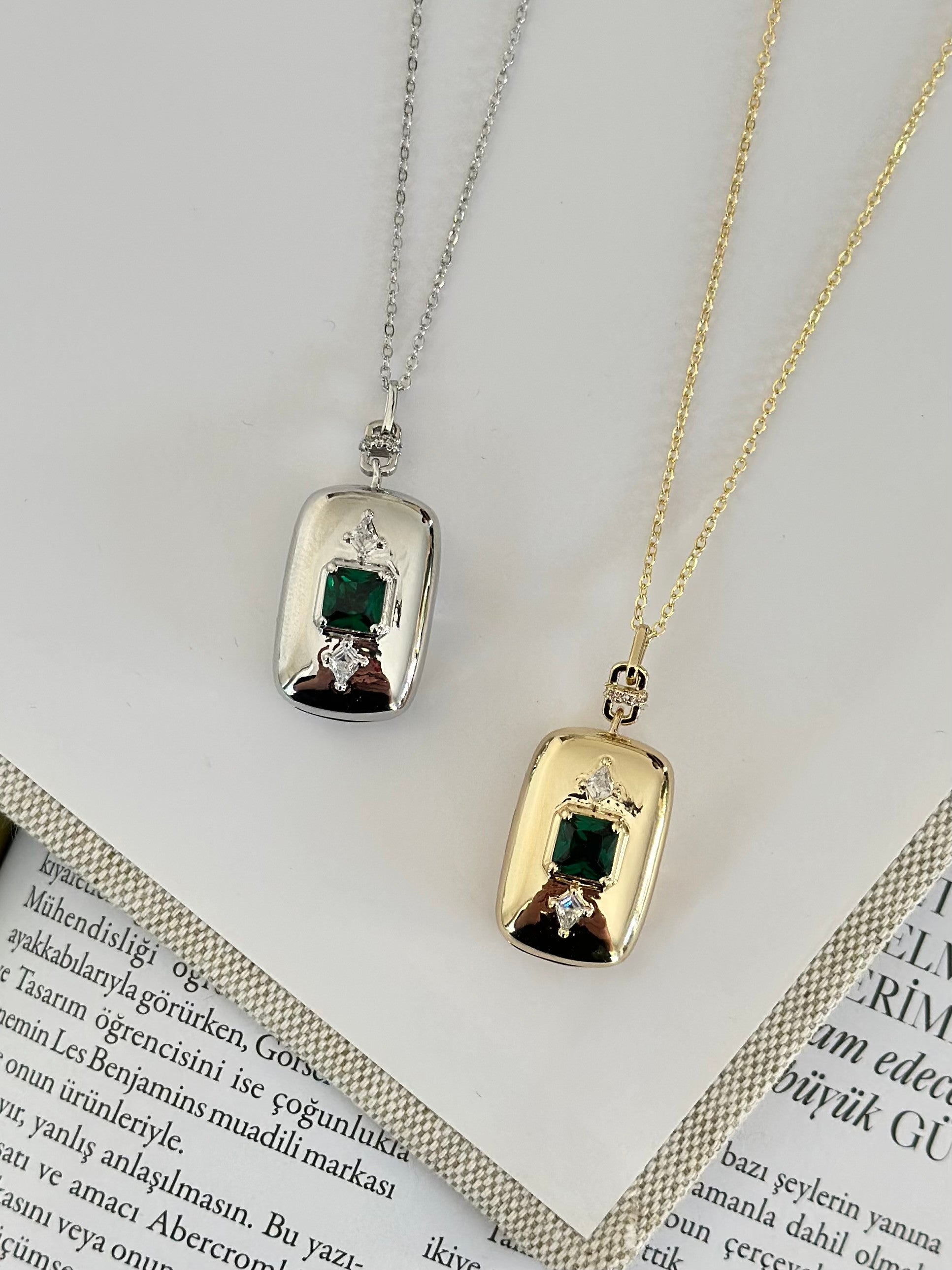 Açılır Kapaklı Yeşil Taş Detaylı Dikdörtgen Form Kolye