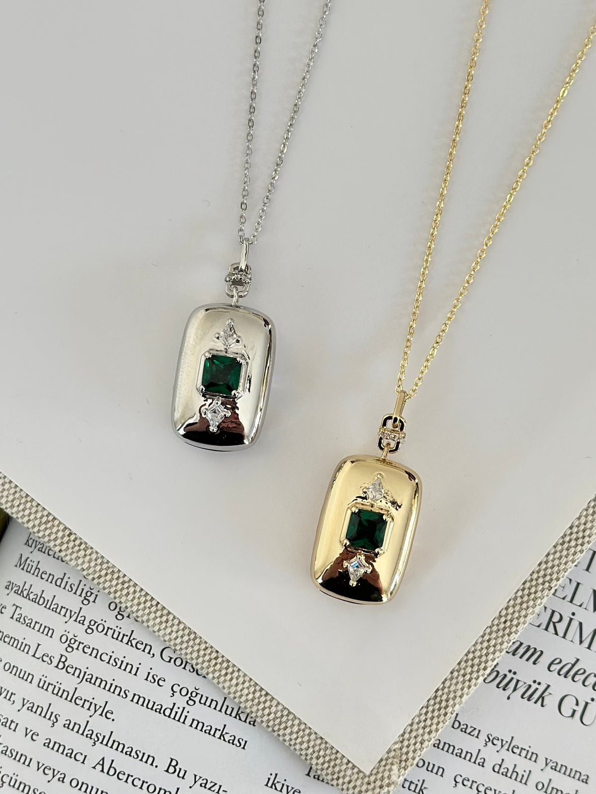 Açılır Kapaklı Yeşil Taş Detaylı Dikdörtgen Form Kolye